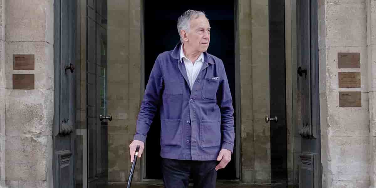 Yvon Lambert à Avignon (Vaucluse) devant l’entrée de l’hôtel de Caumont, qui abrite sa collection.