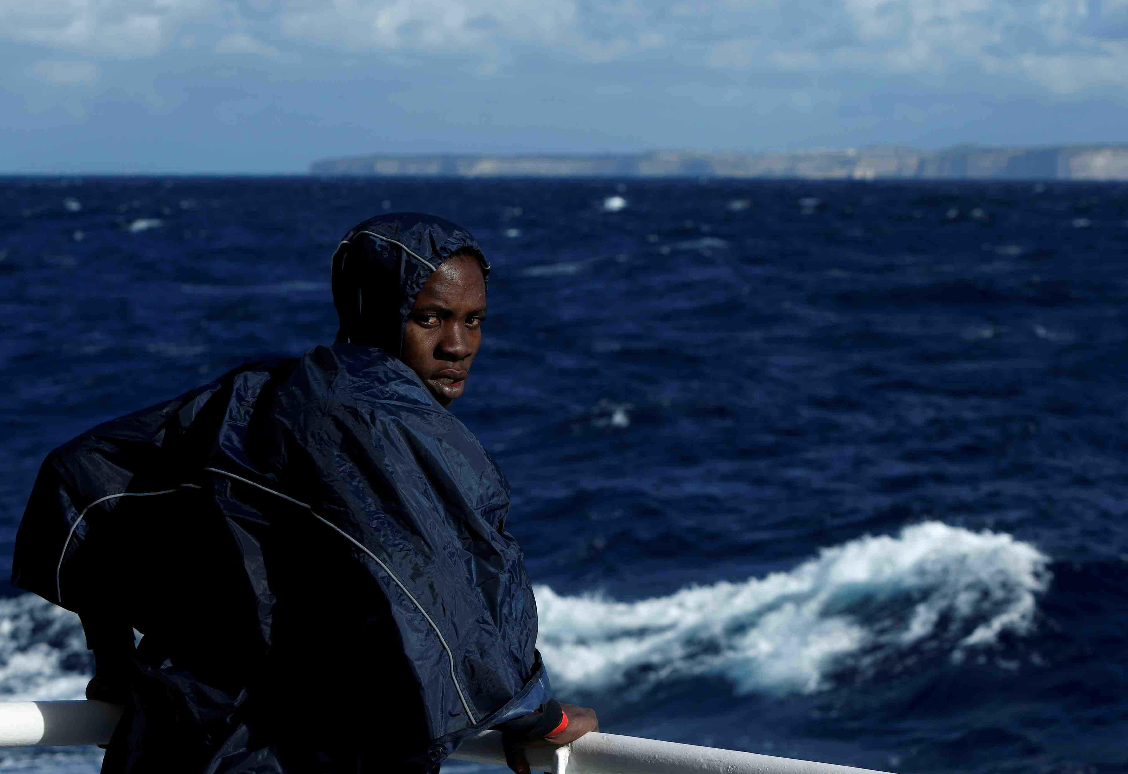 Les arrivees de migrants par la mer divisees par deux en 2017 dans l'ue