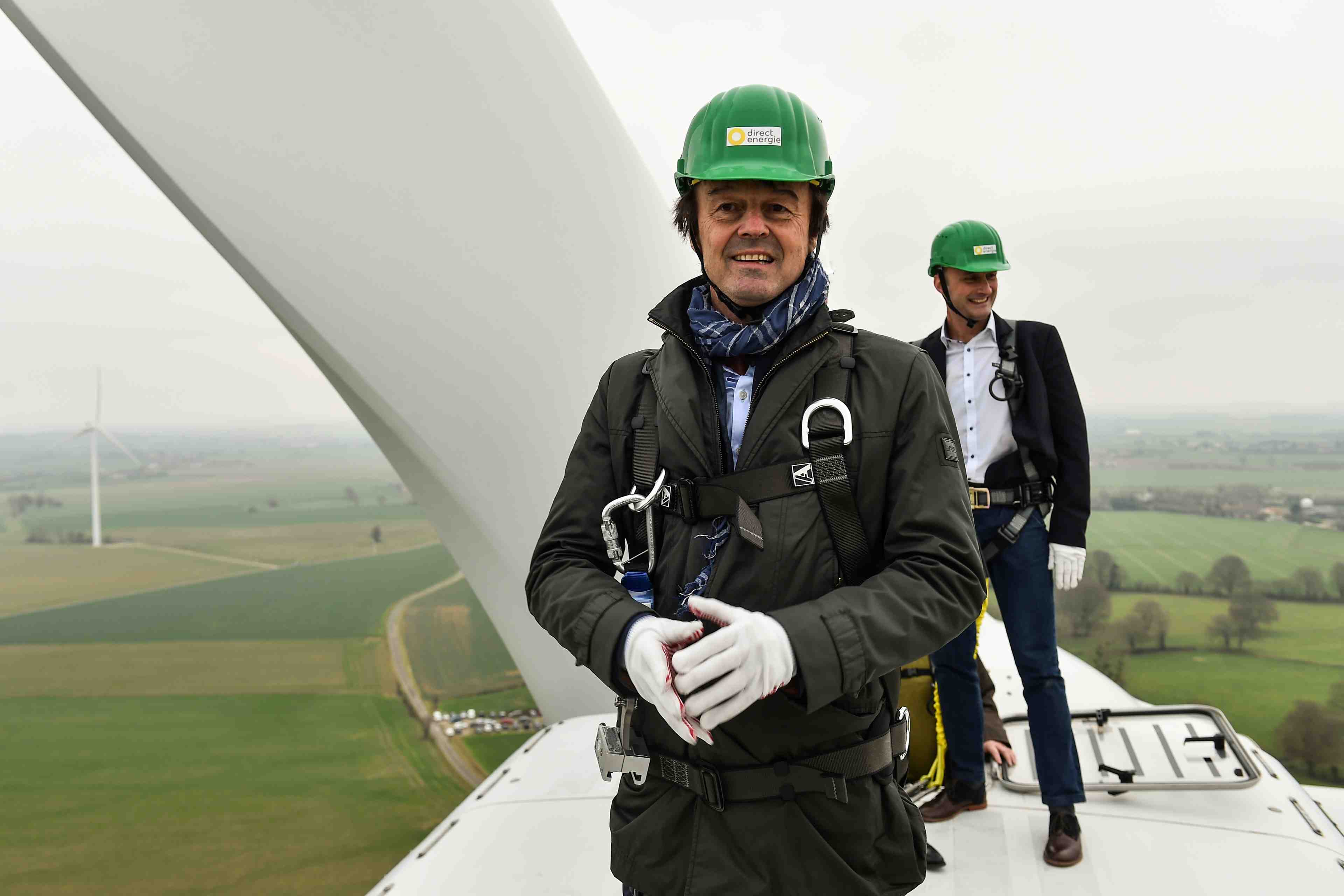 Hulot invite les agriculteurs a investir dans le solaire et l'eolien