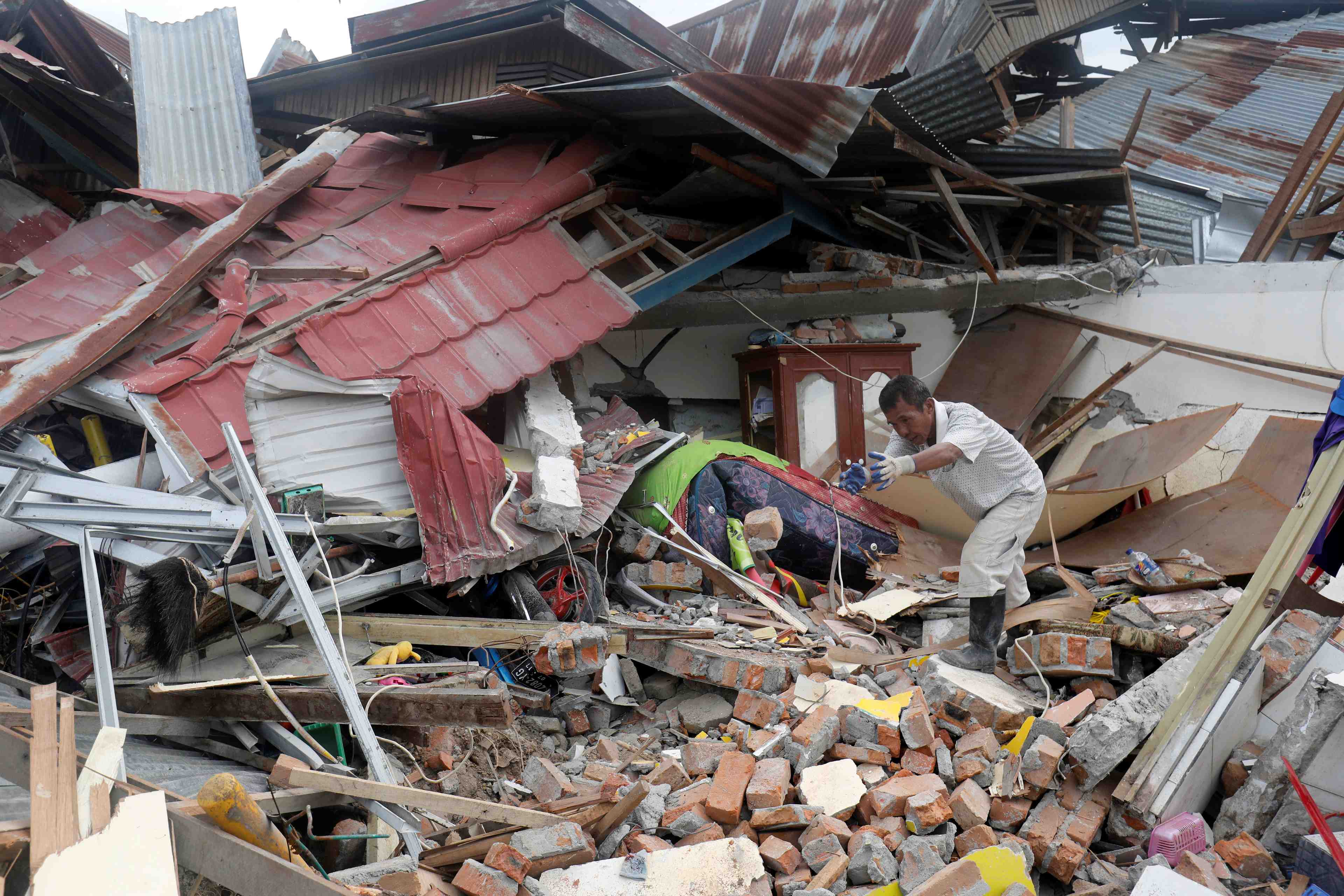 Seisme aux celebes: ultime journee de recherche des disparus