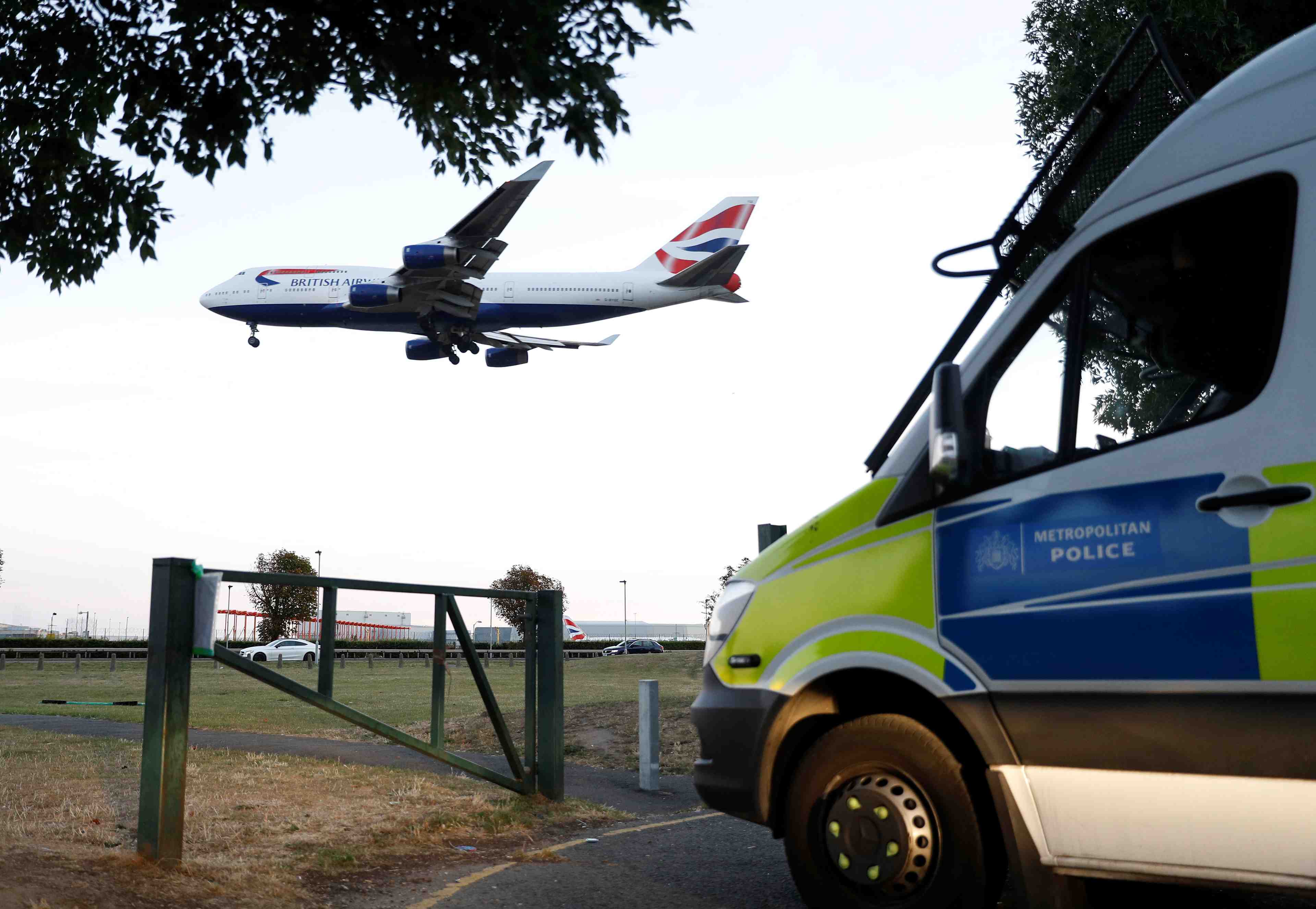 Des ecologistes tentent de perturber le trafic aerien a heathrow