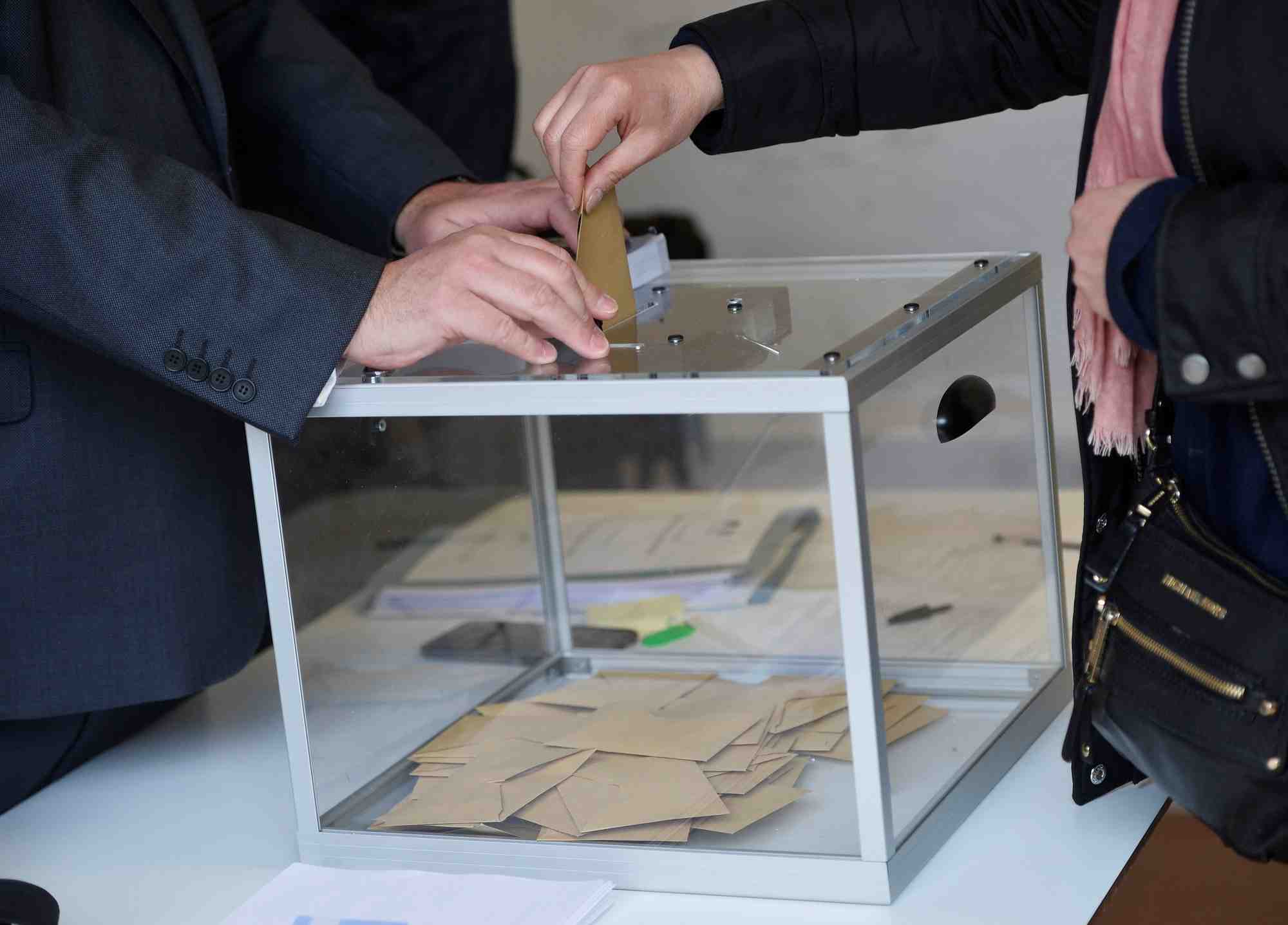 L'assemblee vote le report d'une semaine des elections regionales