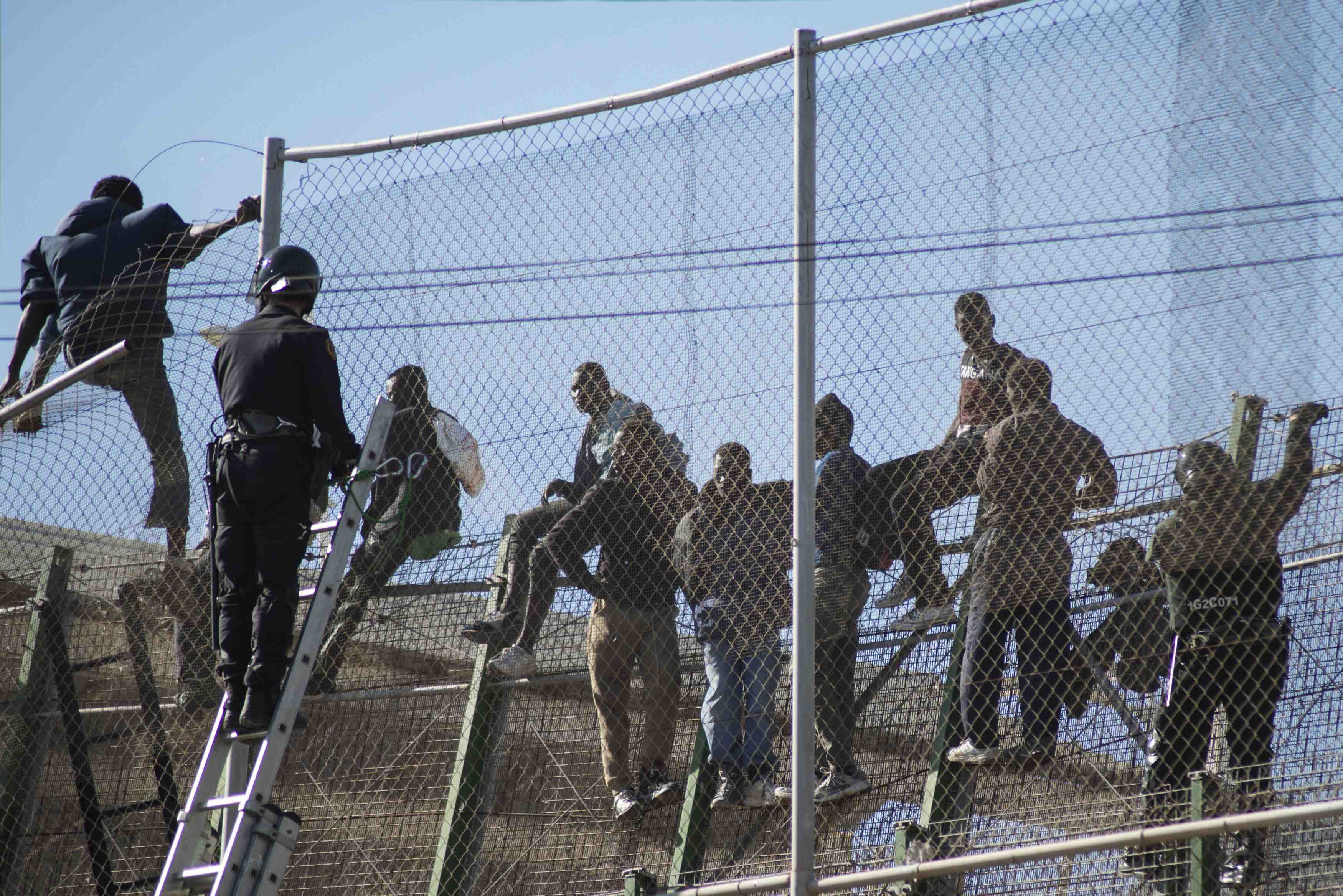 Des centaines de migrants penetrent dans l'enclave espagnole de melilla