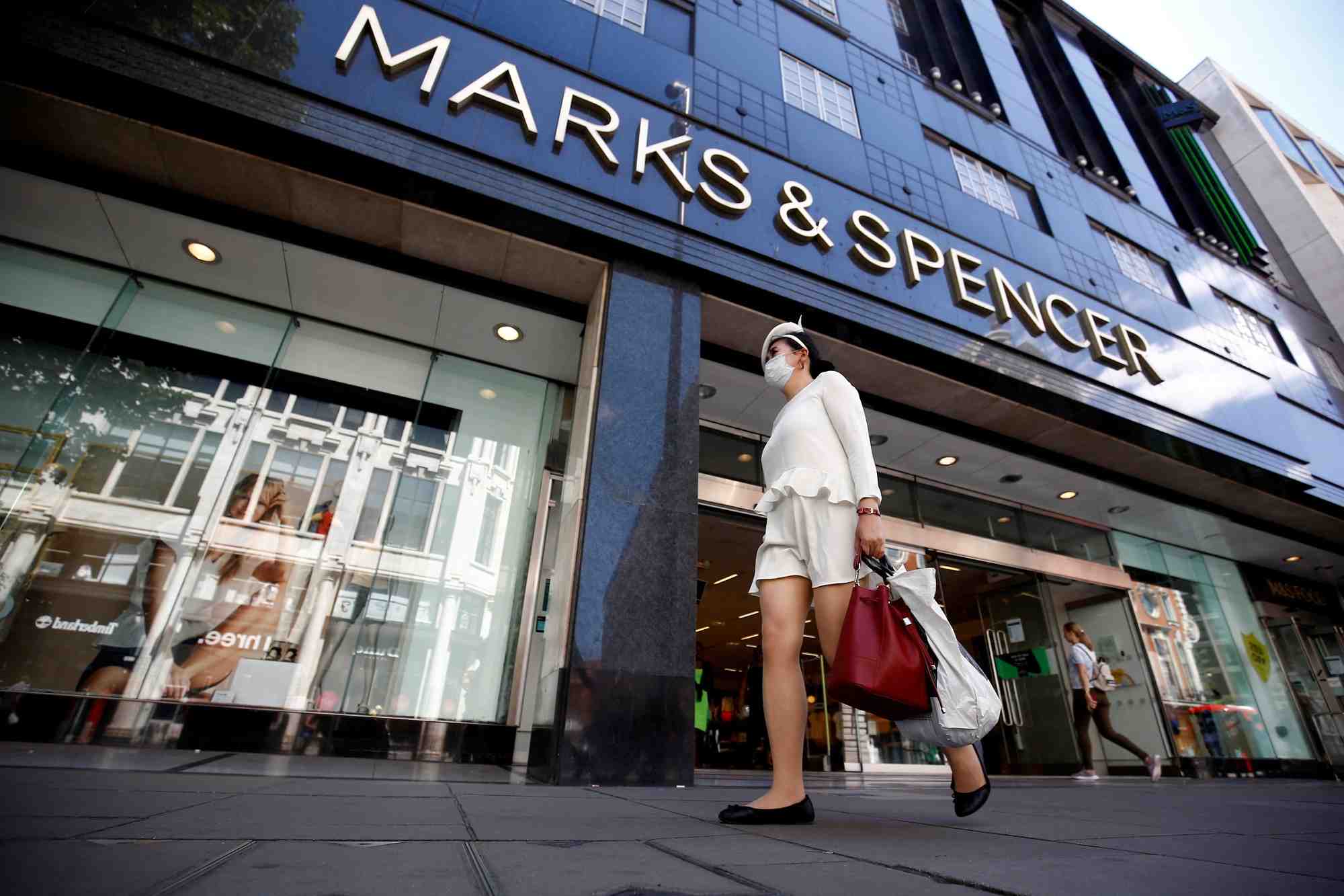 M&s anticipe une baisse de son benefice annuel, se retire completement de russie