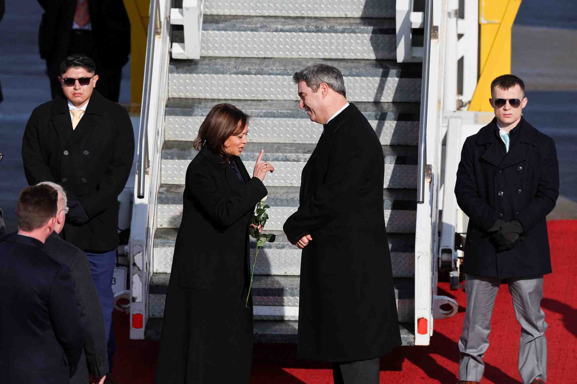 Photo de la vice-presidente americaine kamala harris accueillie a l'aeroport de munich par le premier ministre de l'etat de baviere, markus soeder