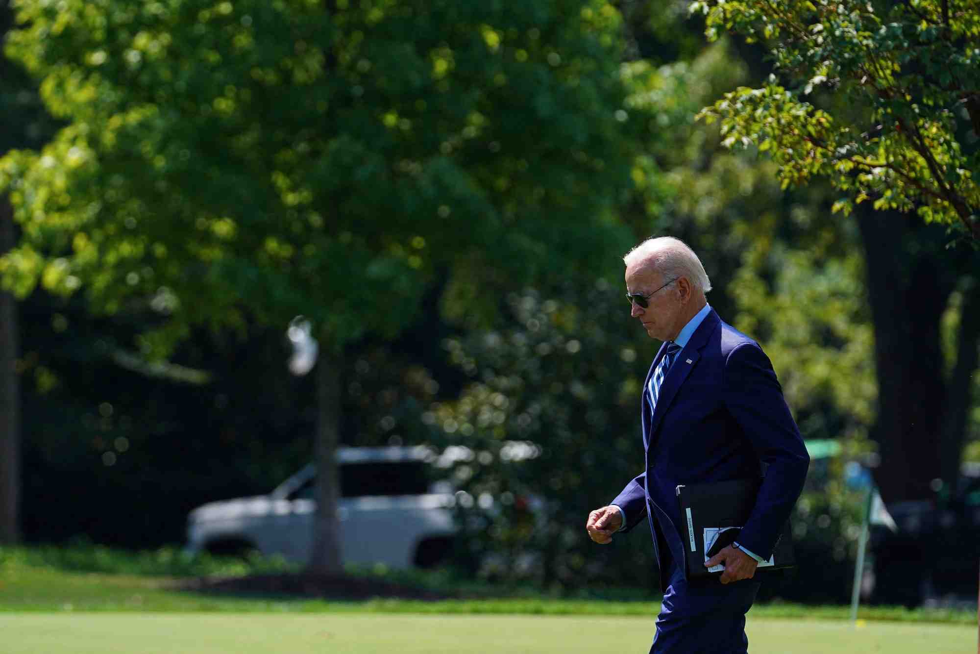 Le president joe biden quitte la maison blanche a washington