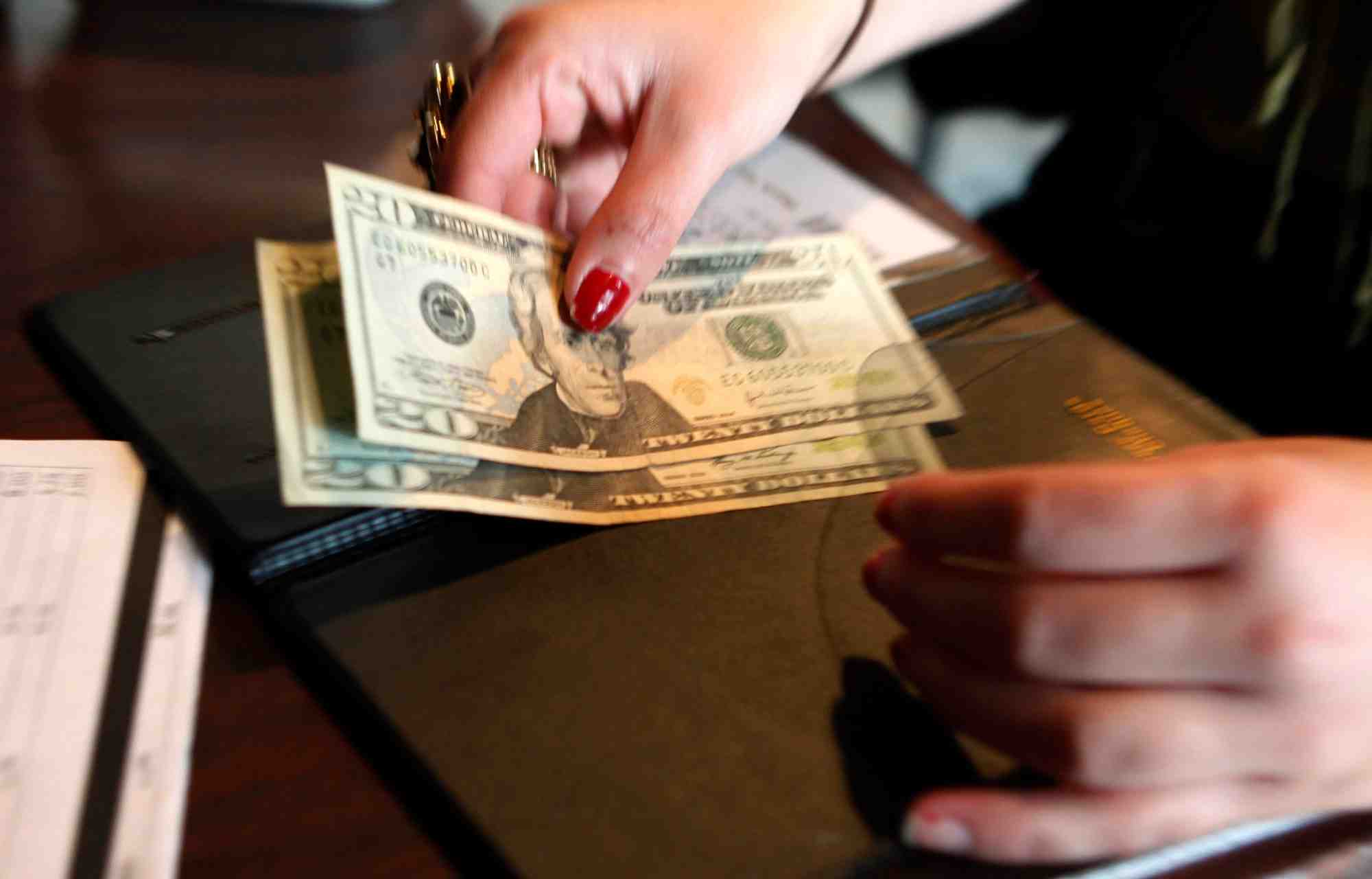 Un client payant son repas dans un cafe a boston