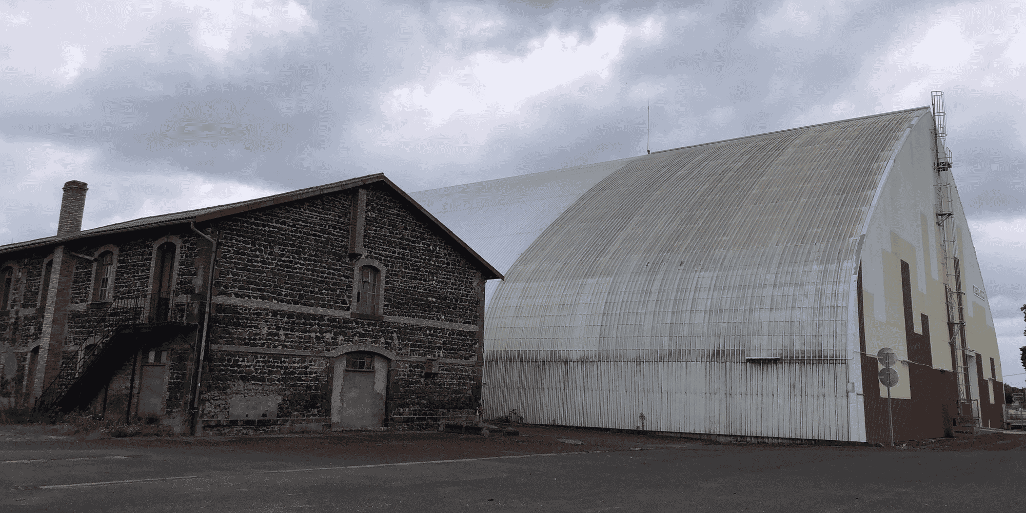 Le silo blanc de l'ancienne Sucrerie de Bourdon, long de 90 mètres pour 40 mètres de large avec une hauteur de 18 mètres, pourrait notamment intéresser des industriels.