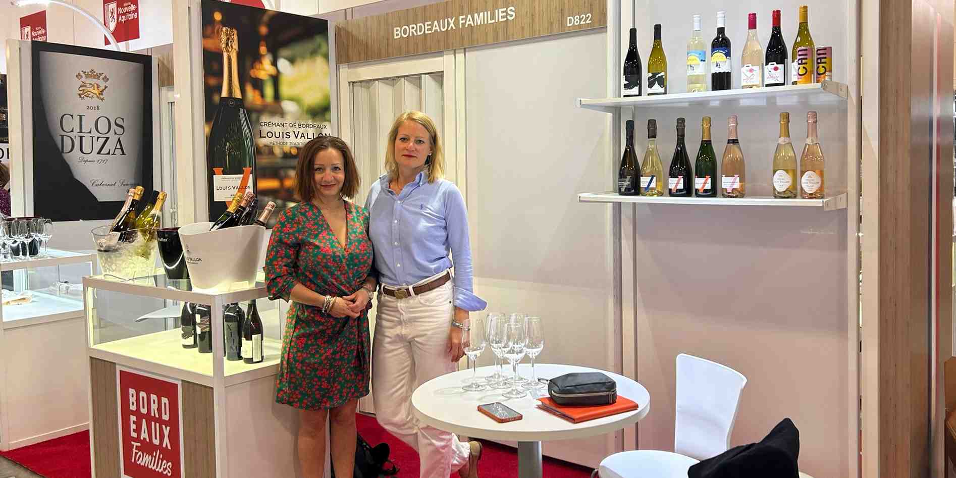 Le stand de Bordeaux Families à Vinexpo America à Miami les 7 et 8 mai 2025. A droite, Anna-Sophie Sobecki, directrice marketing et communication.