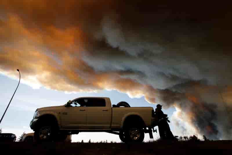 L'incendie qui sevit dans l'alberta s'intensifie encore en raison de la meteo