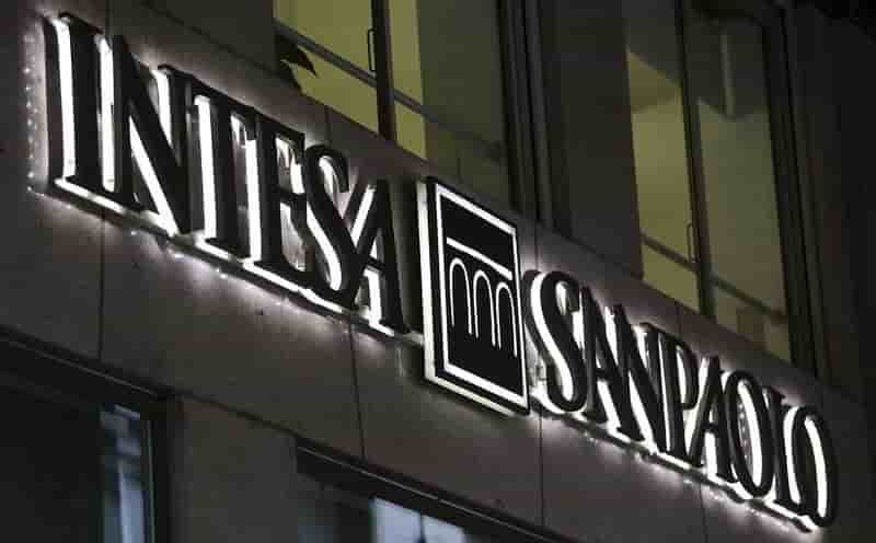 Le benefice net d'intesa sanpaolo chute, le titre recule