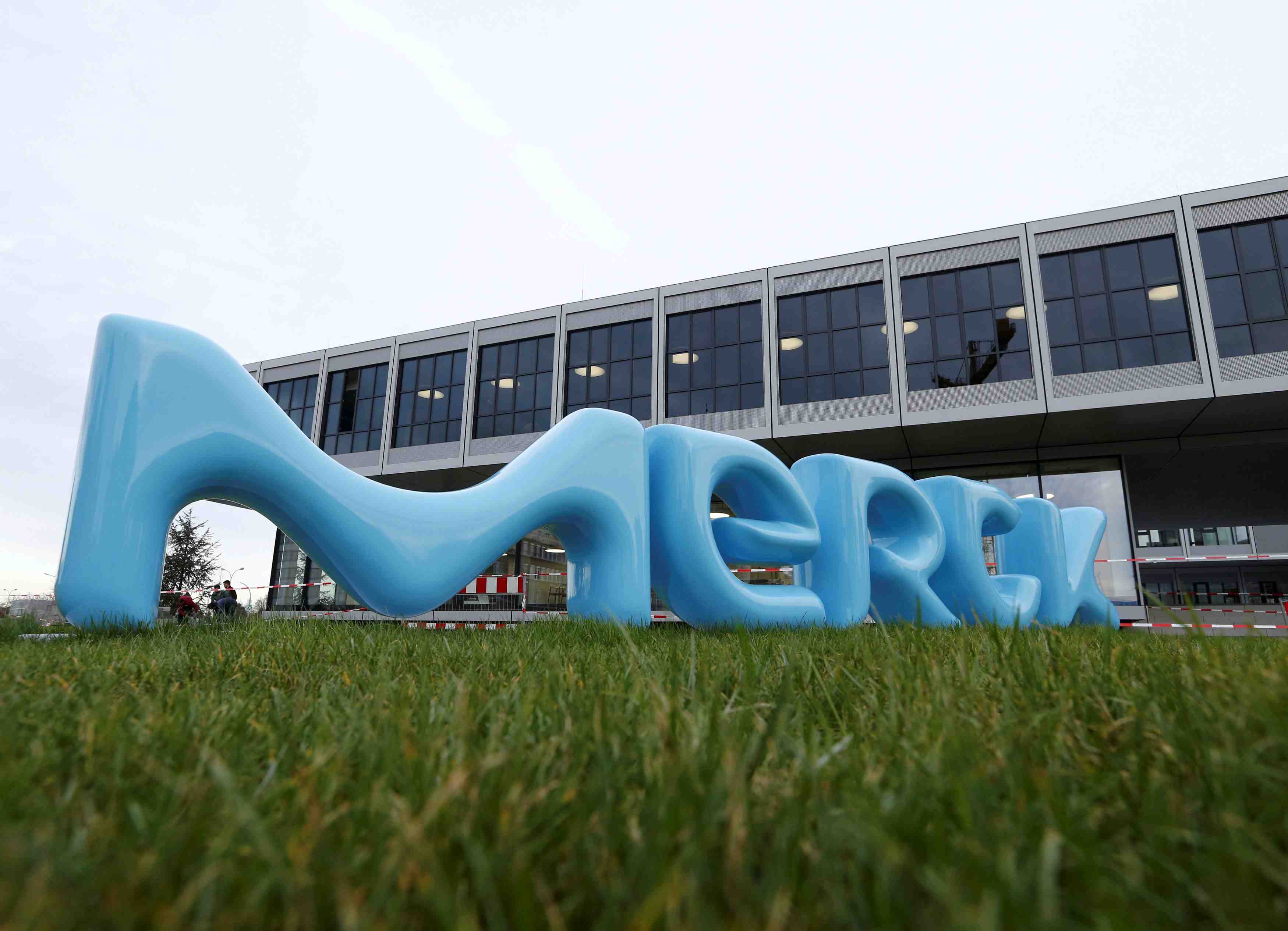 Merck kgaa transforme son offre de 5,9 milliards de dollars sur versum en opa hostile