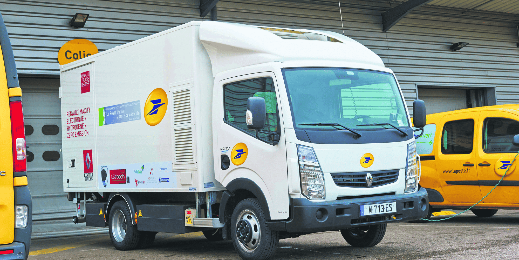 Equipé de la technologie de Symbio, ce camion assure les tournées de la Poste à Paris.