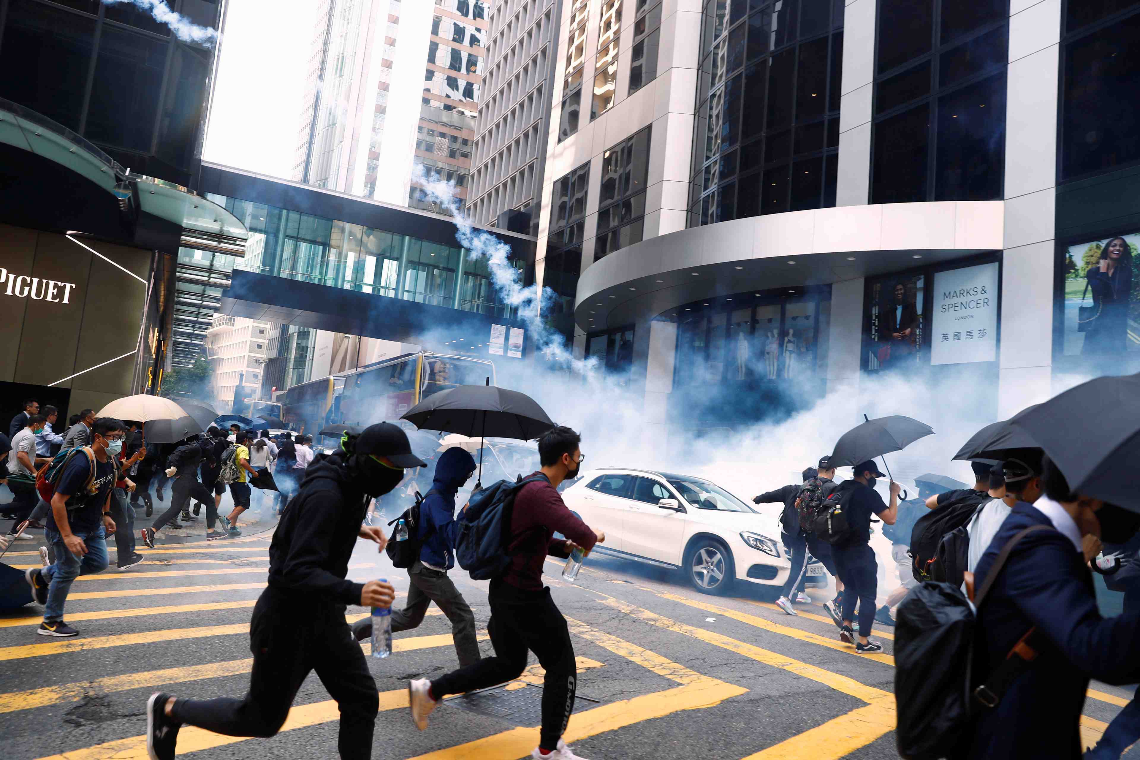 La police de hong kong ouvre le feu sur des manifestants