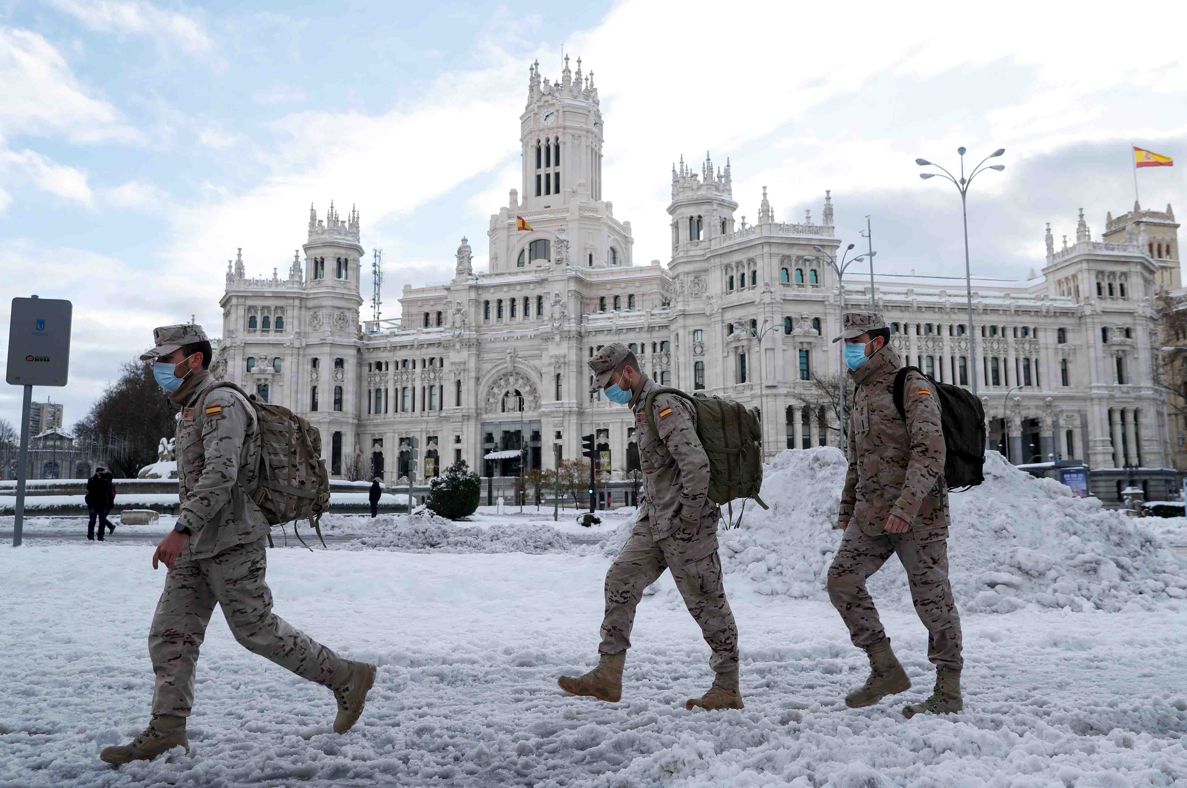 L'espagne paralysee par la neige, des convois organises