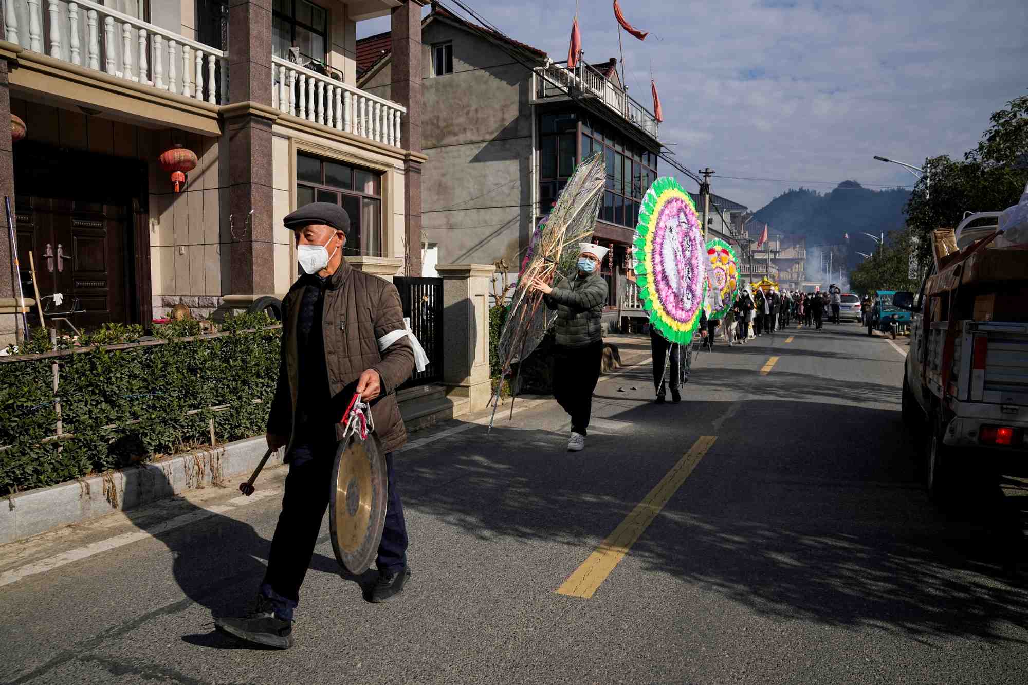 Des funerailles suite a l'epidemie de covid-19 dans un village chinois