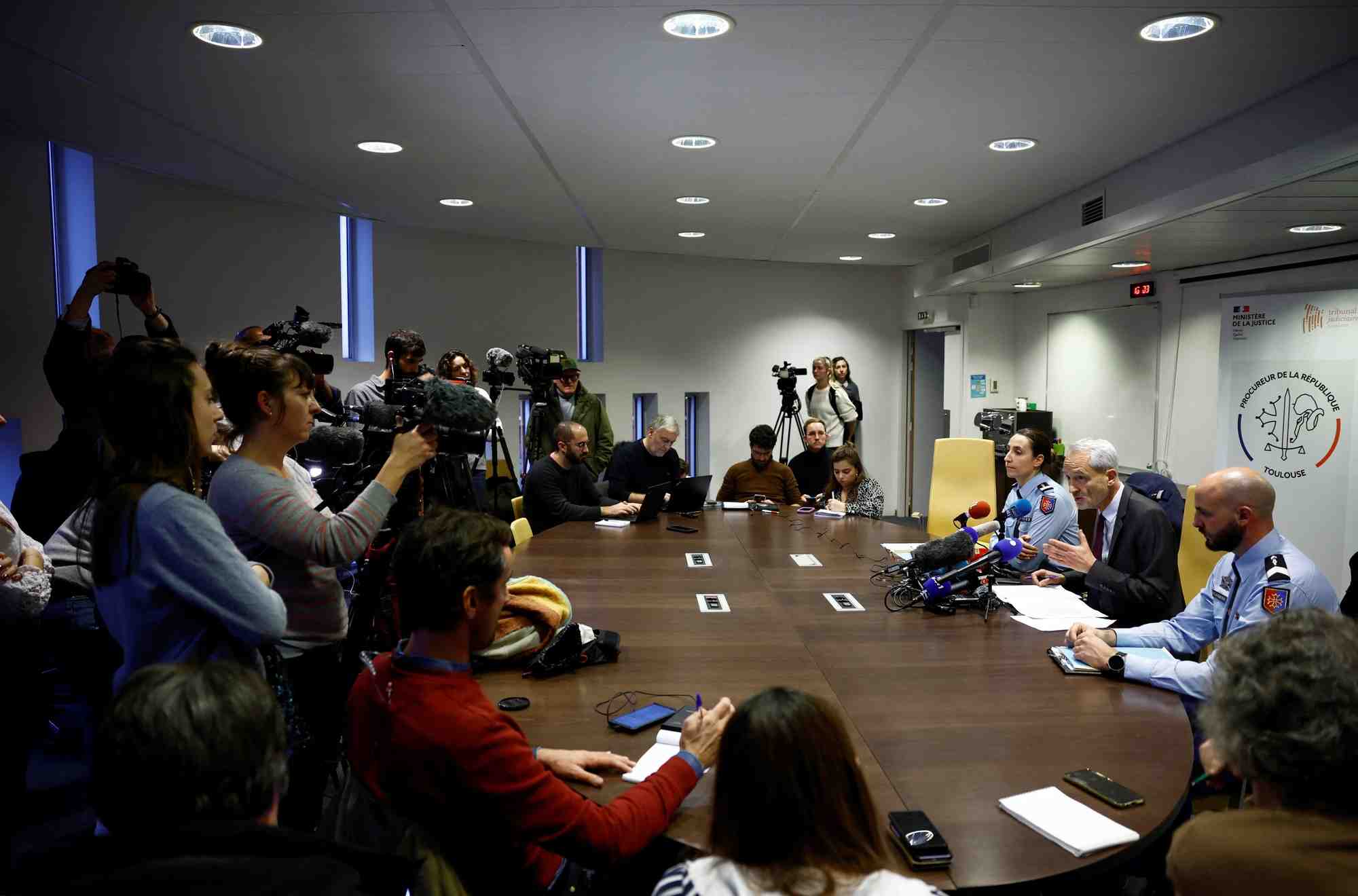Photo du procureur adjoint antoine leroy s'exprime lors d'une conference de presse a toulouse au sujet d'alex batty