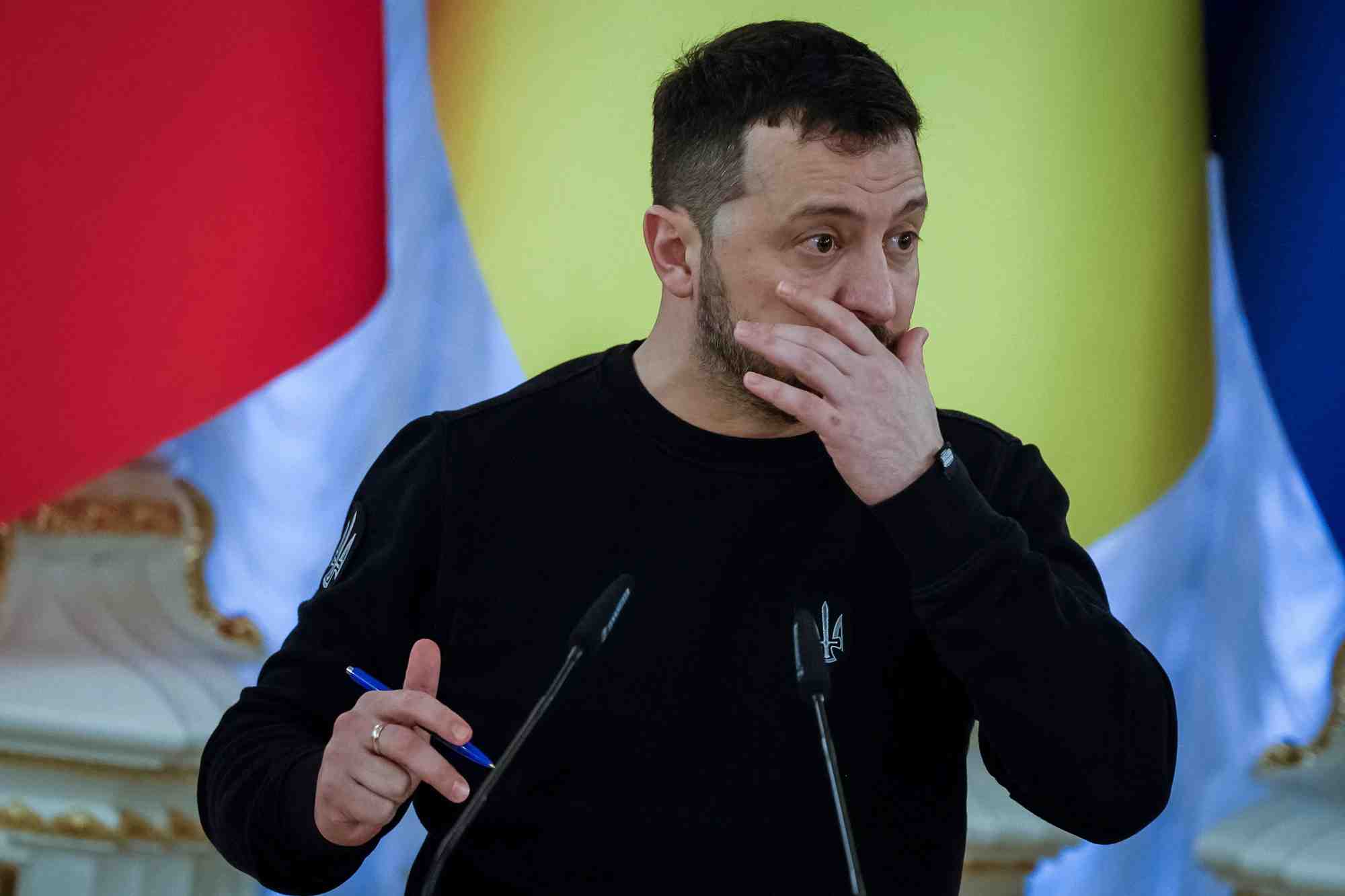 Le president ukrainien volodymyr zelenskiy assiste a une conference de presse a kyiv en ukraine