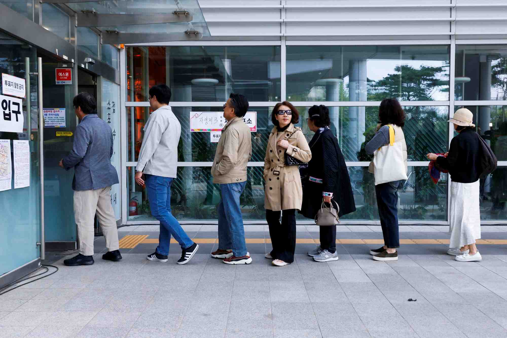 Des personnes font la queue pour voter dans un bureau de vote lors des 22e elections legislatives a seoul