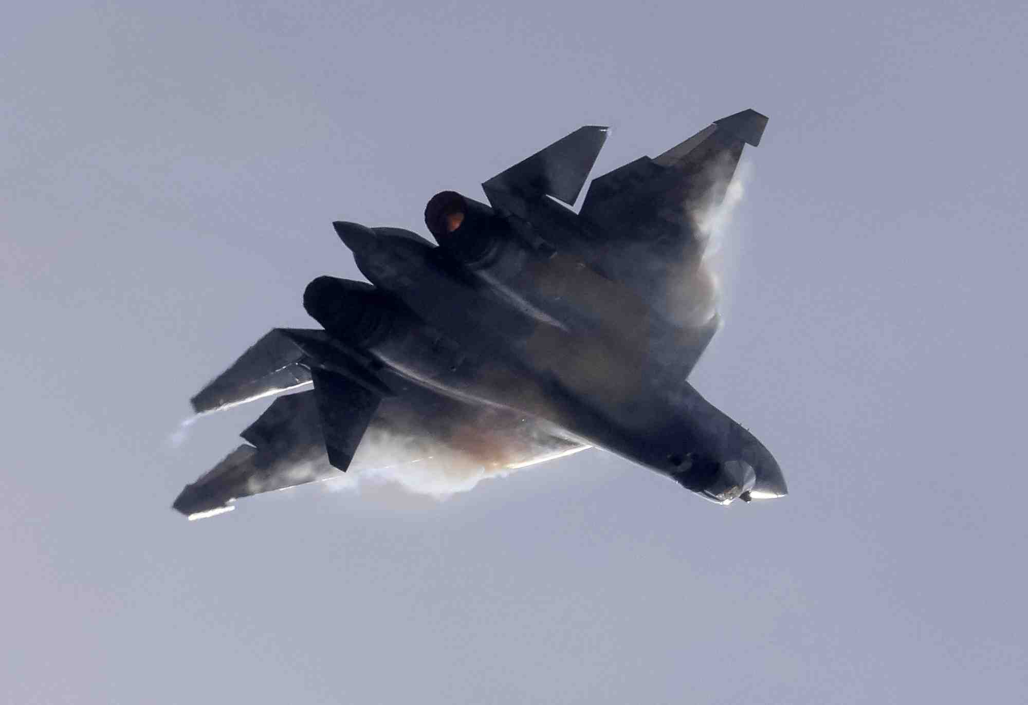 Un sukhoi su-57 volant dans la banlieue de moscou
