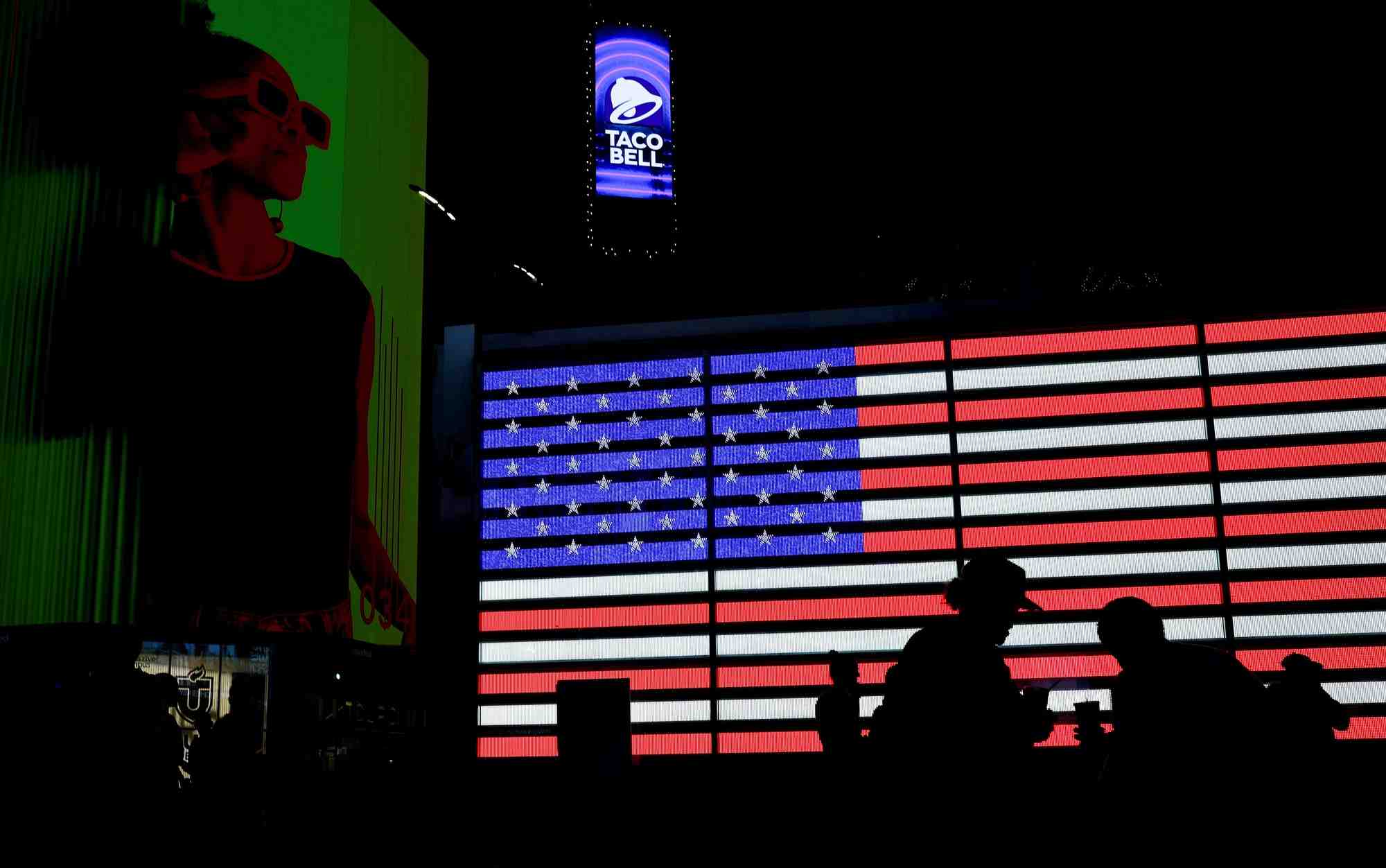 Des silhouettes devant le drapeau americain a new york