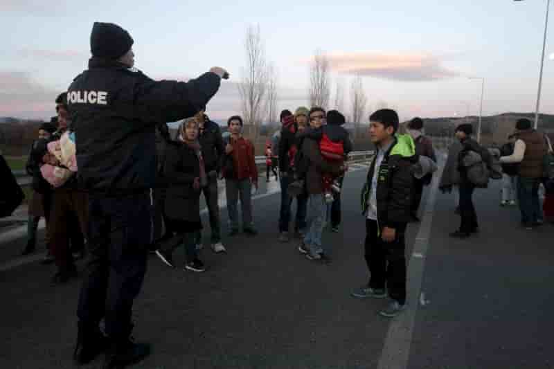 Des milliers de migrants bloques en grece a la frontiere macedonienne