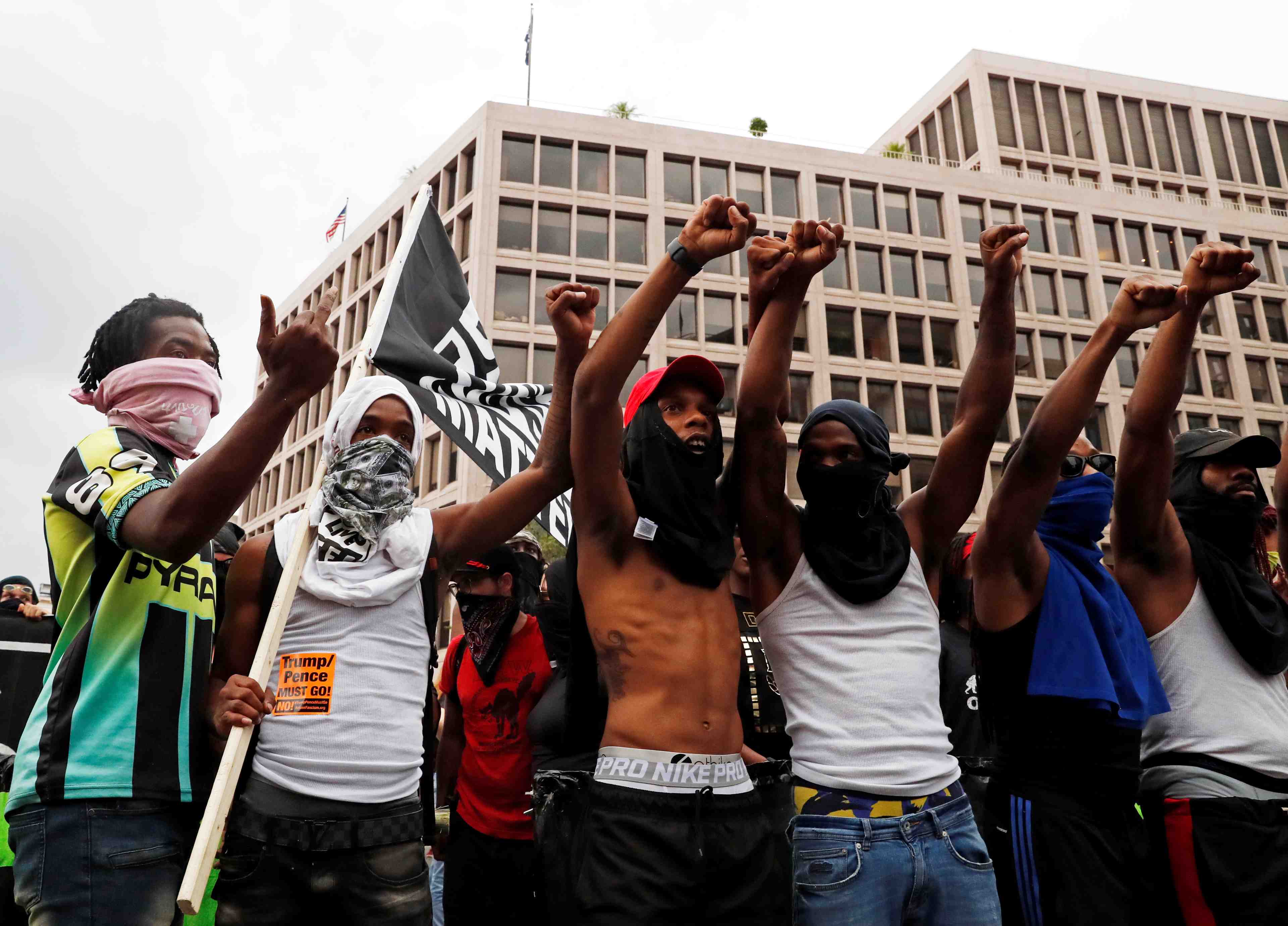 Les supremacistes blancs submerges par les contre-manifestants a washington