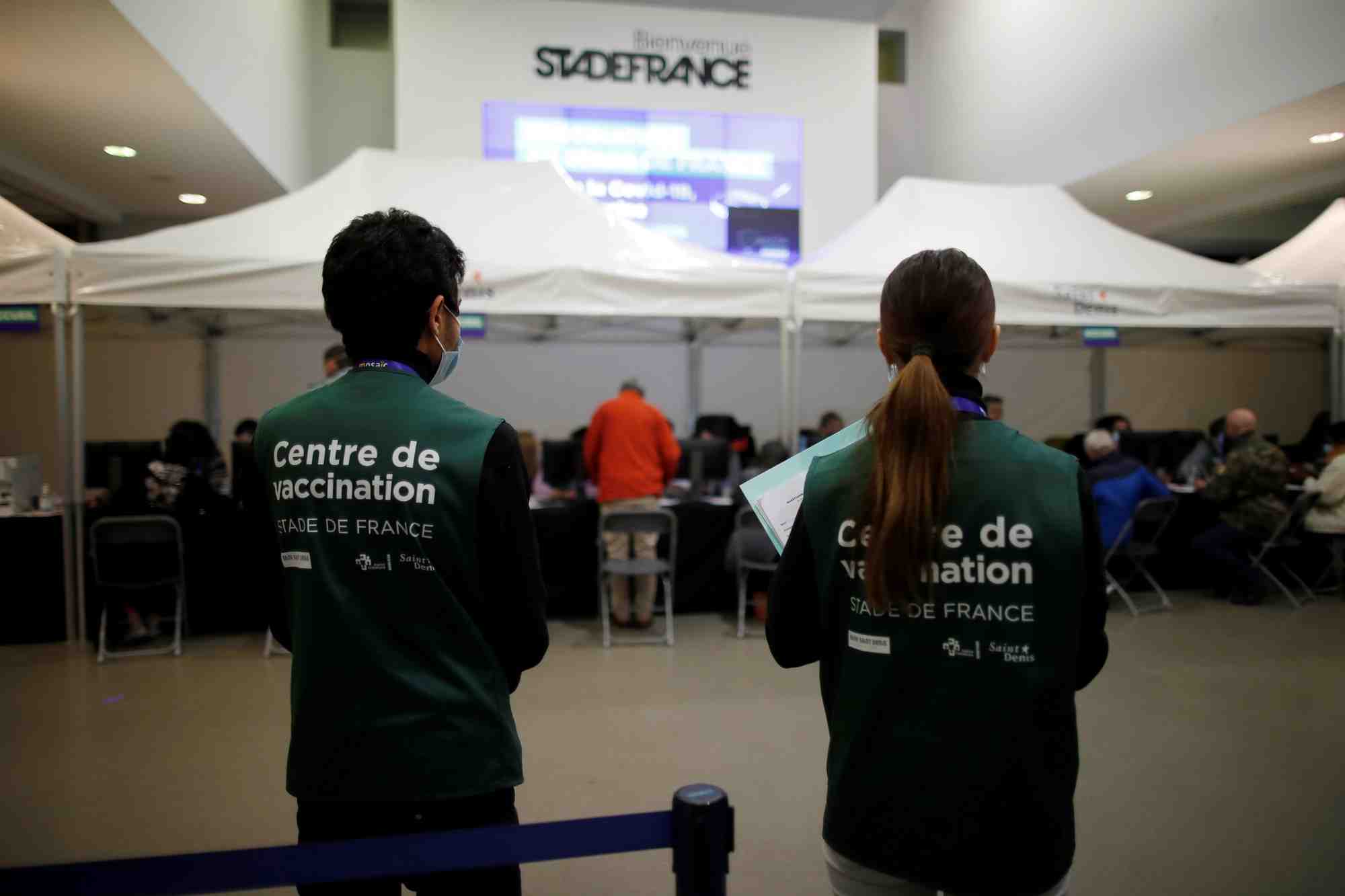 Coronavirus: coup d'envoi de la vaccination au stade de france