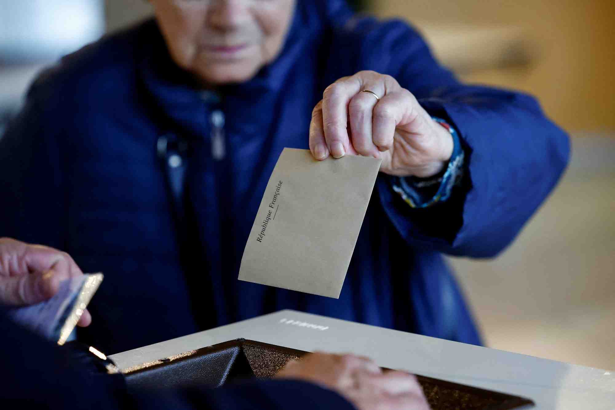 Les francais appeles aux urnes pour le deuxieme tour des legislatives