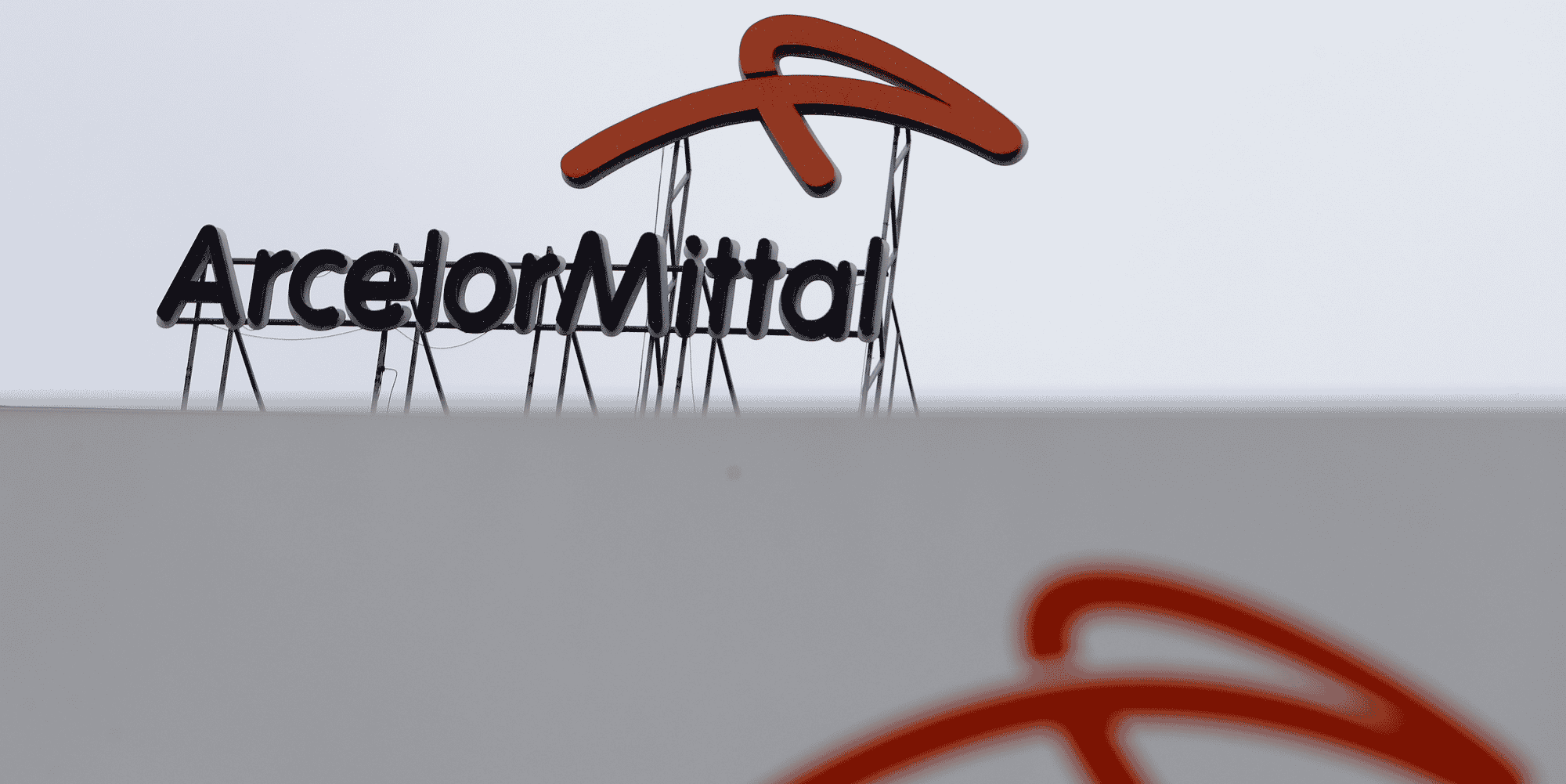 Arcelormittal songe a vendre son activite dans la construction, rapporte bloomberg