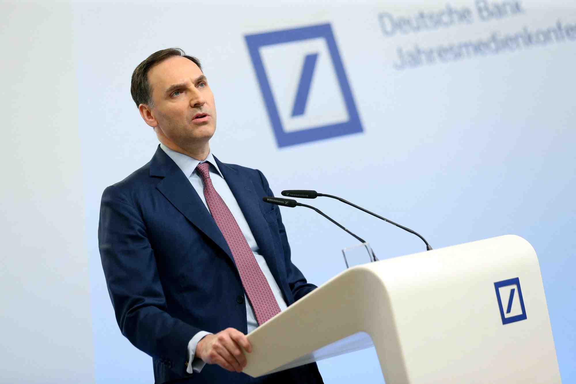 Photo d'archives: james von moltke, directeur financier de la deutsche bank ag, s'adresse aux medias lors de la conference de presse annuelle de la banque a francfort.