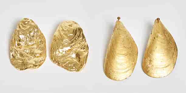 Boucles d’oreilles huîtres peintes à la feuille d’or. Coquilles vides, 48 euros.