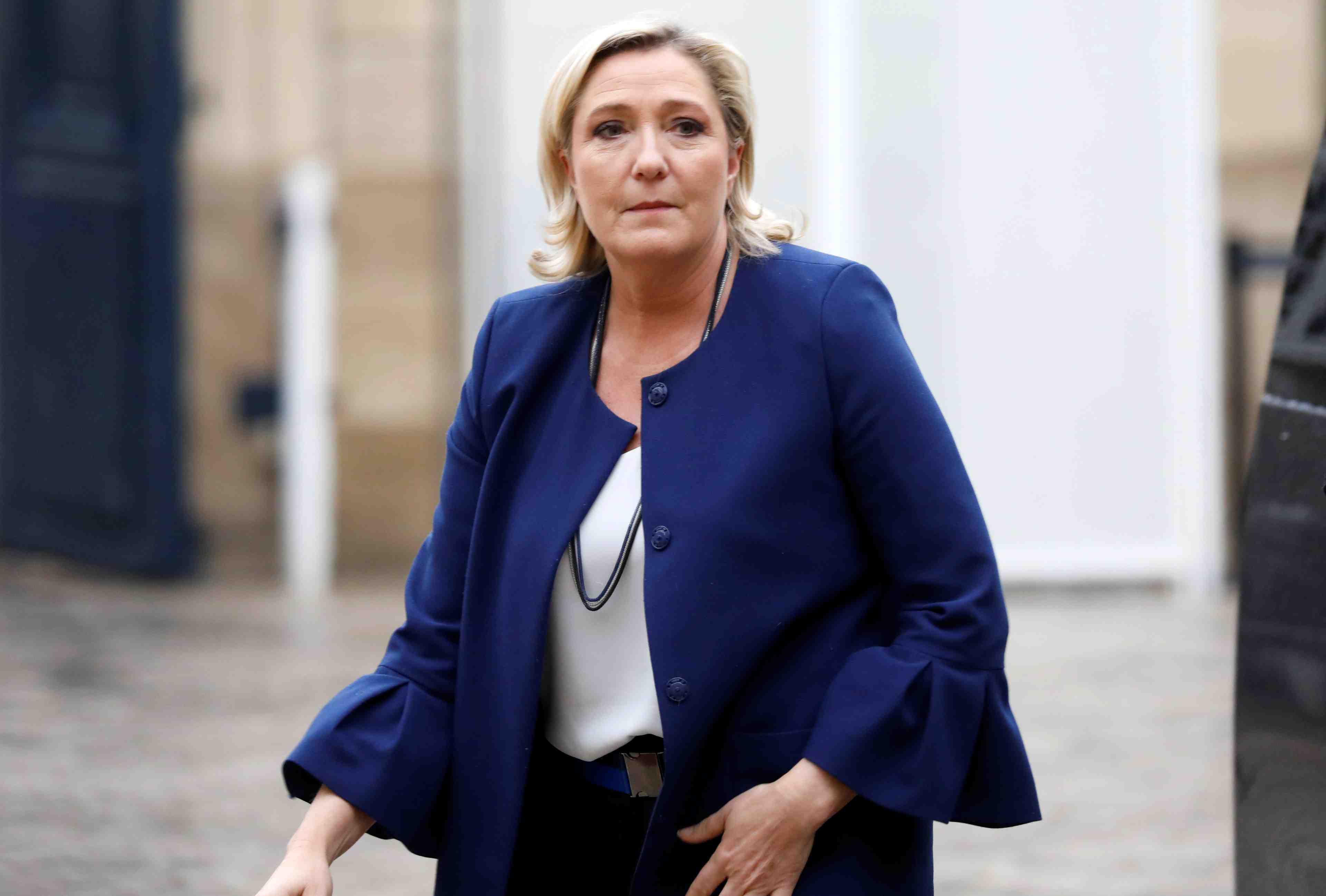 Marine le pen voit des "convergences" avec melenchon