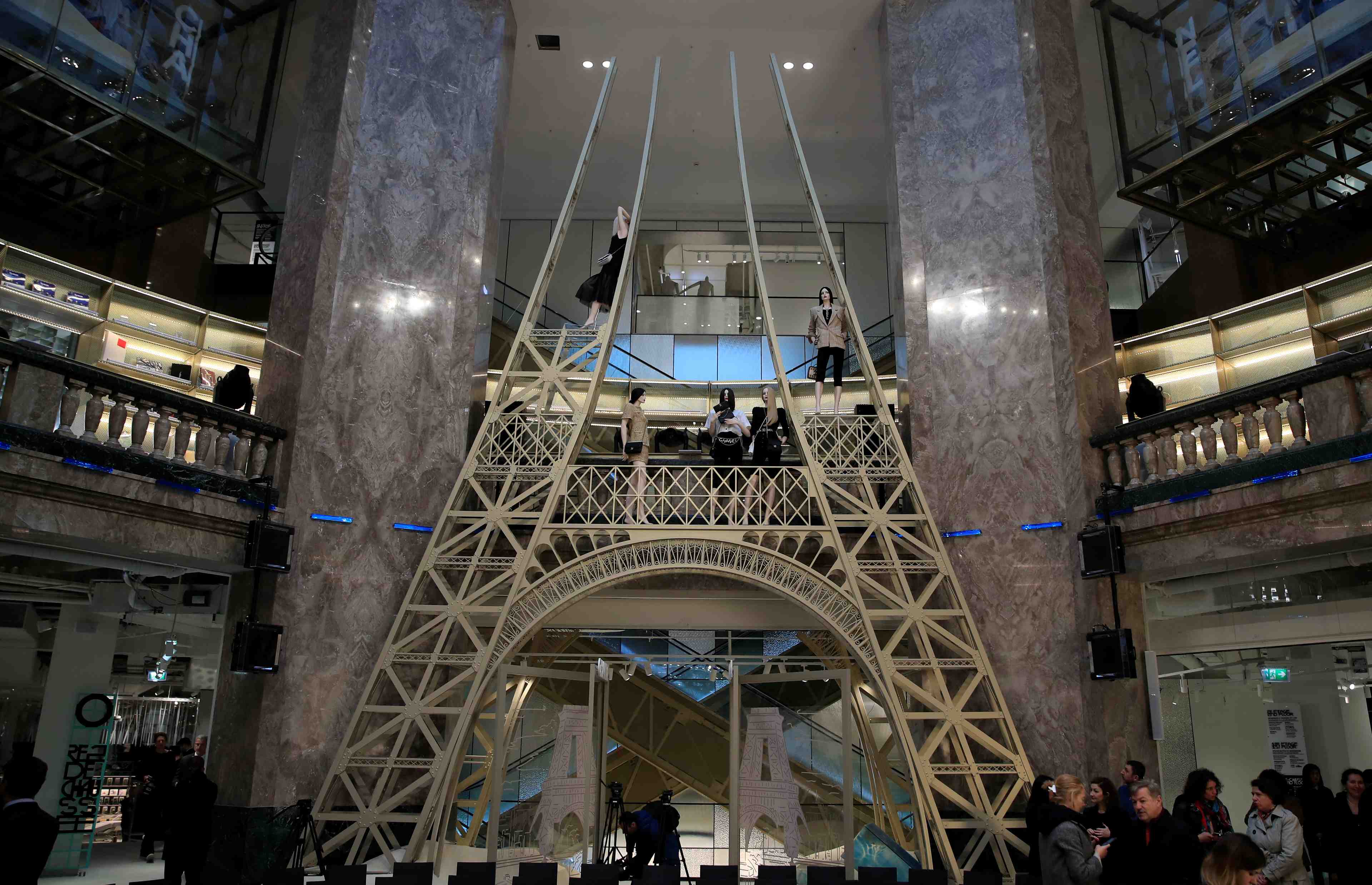Les galeries lafayette veulent reinventer le commerce sur les champs elysees