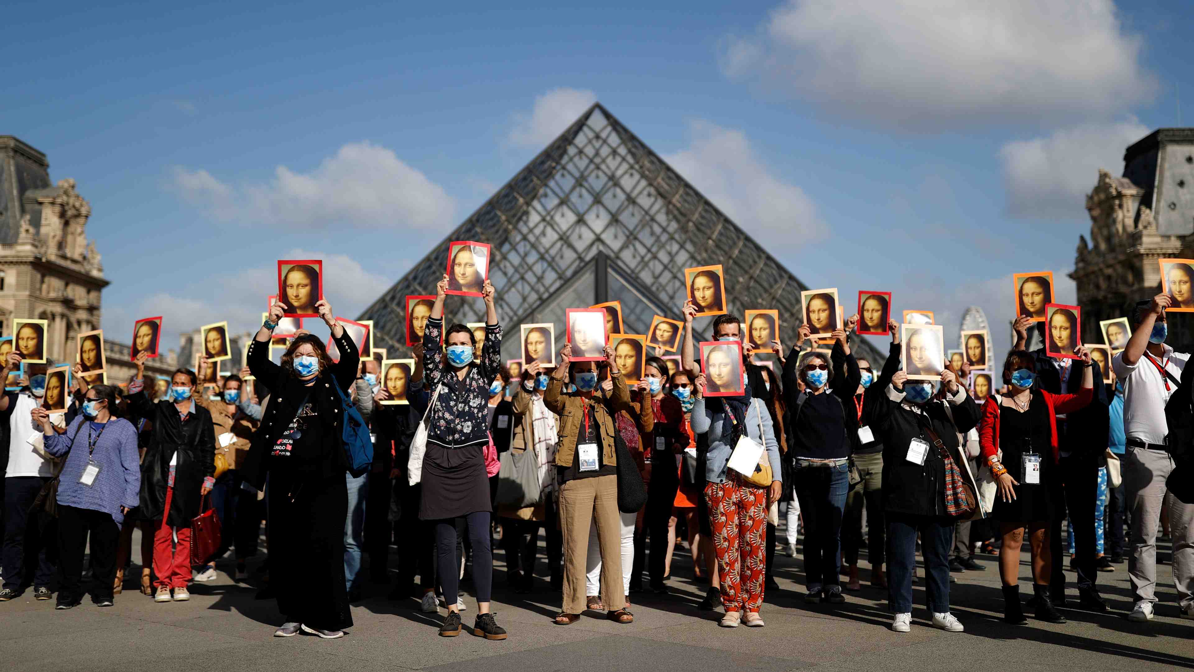 Manifestation de guides-conferenciers pour la reouverture du louvre