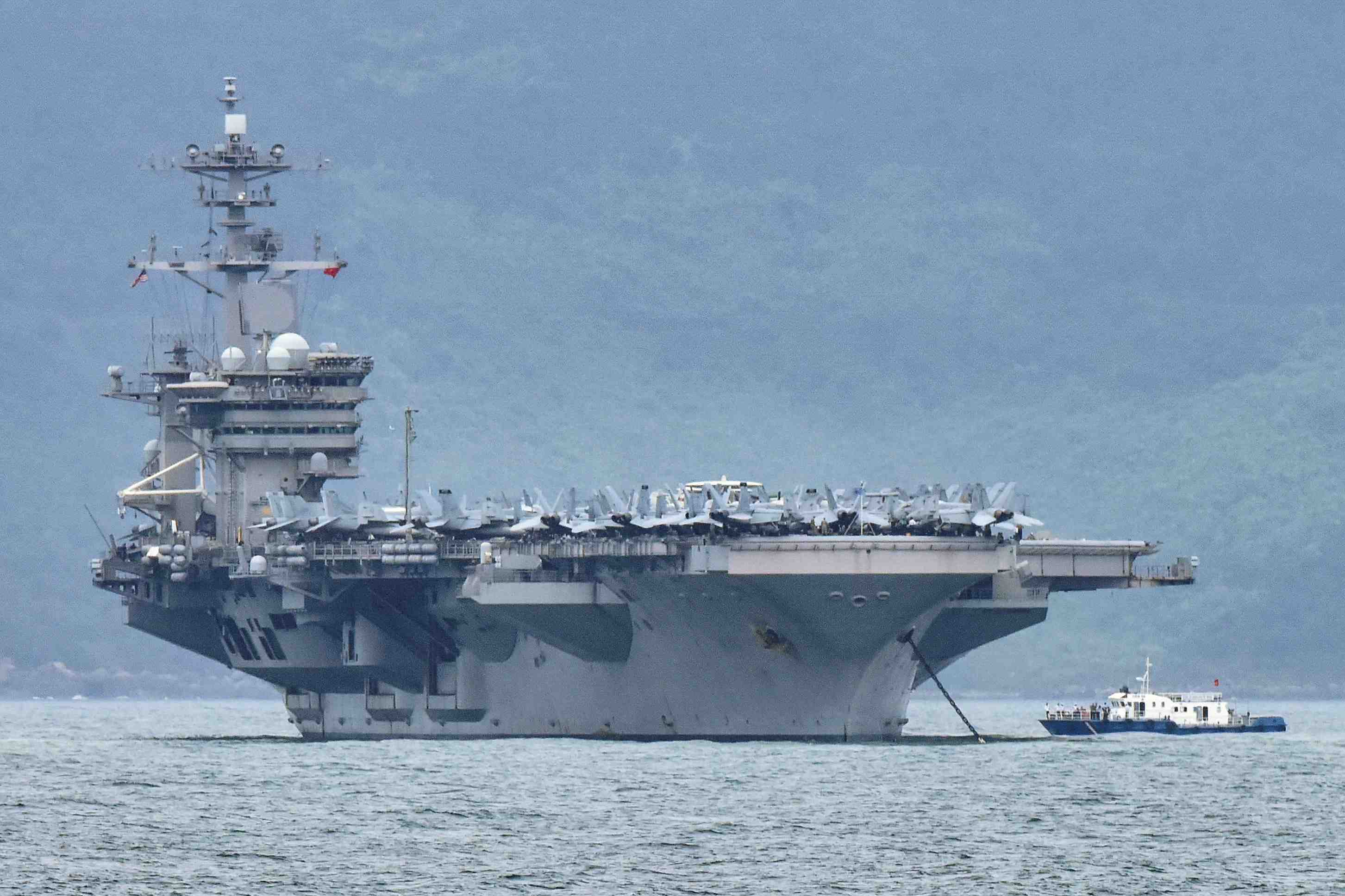 Operations de deux batiments de la marine us en mer de chine du sud