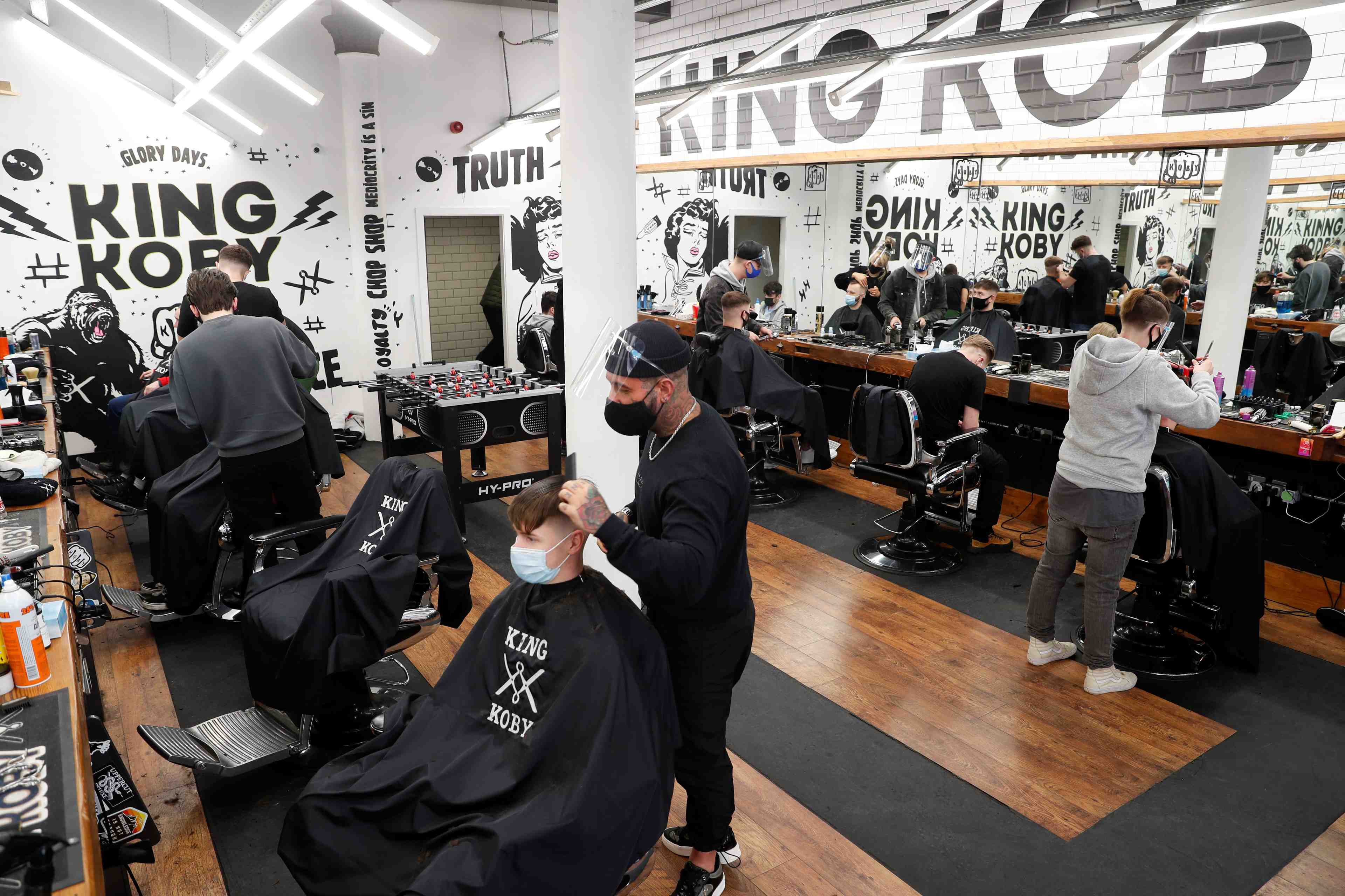 L'angleterre prise de fievre acheteuse : cap sur les boutiques, les salons de coiffure et les bars