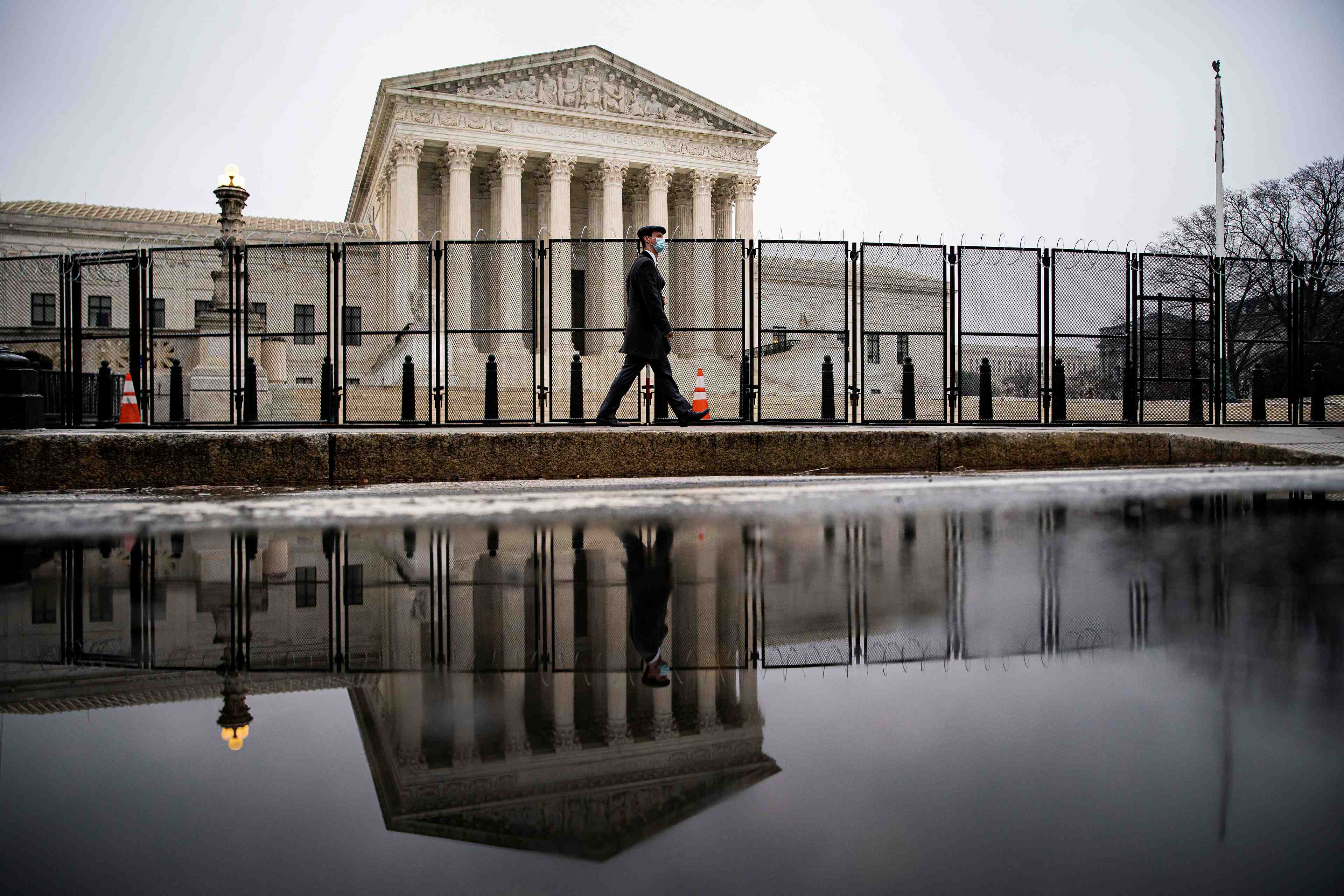 Usa: les democrates devoilent un projet de loi visant a reformer la cour supreme