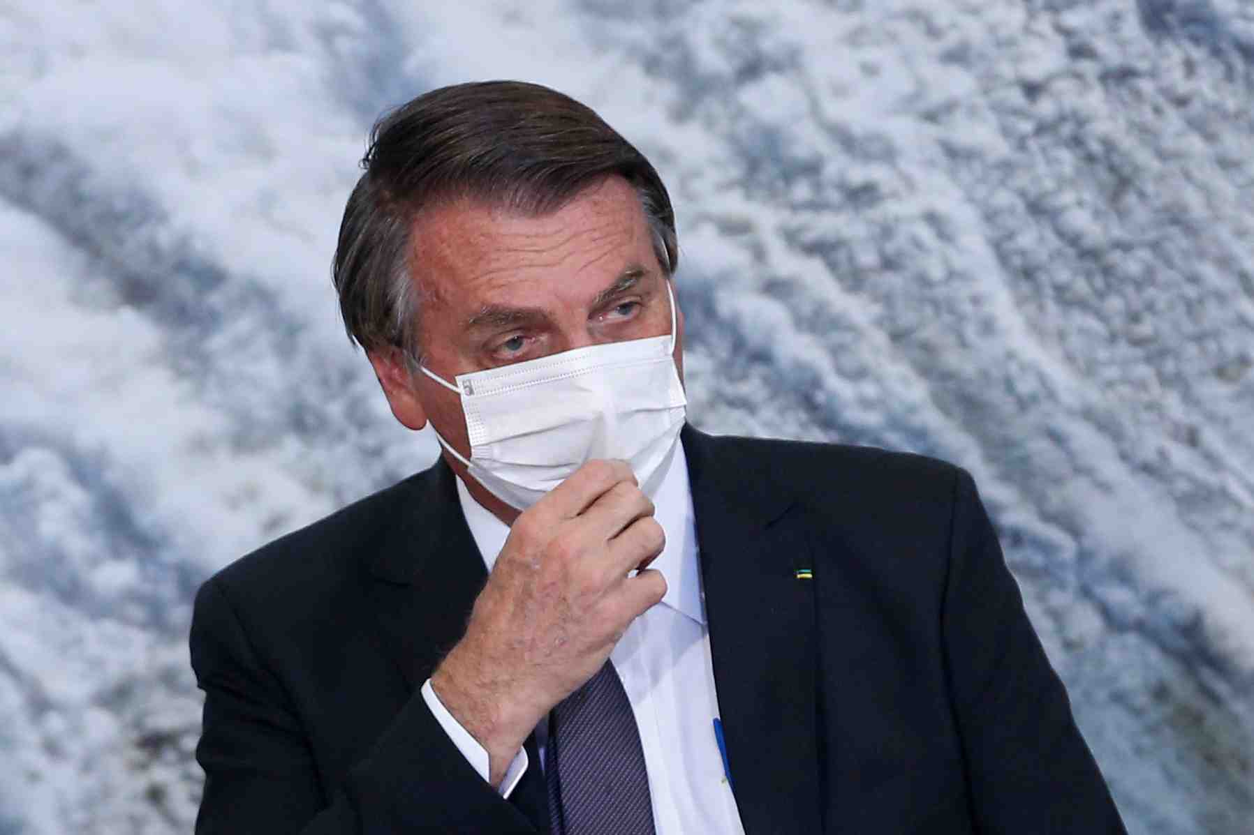 Bresil: le president bolsonaro hospitalise pour une crise de hoquet