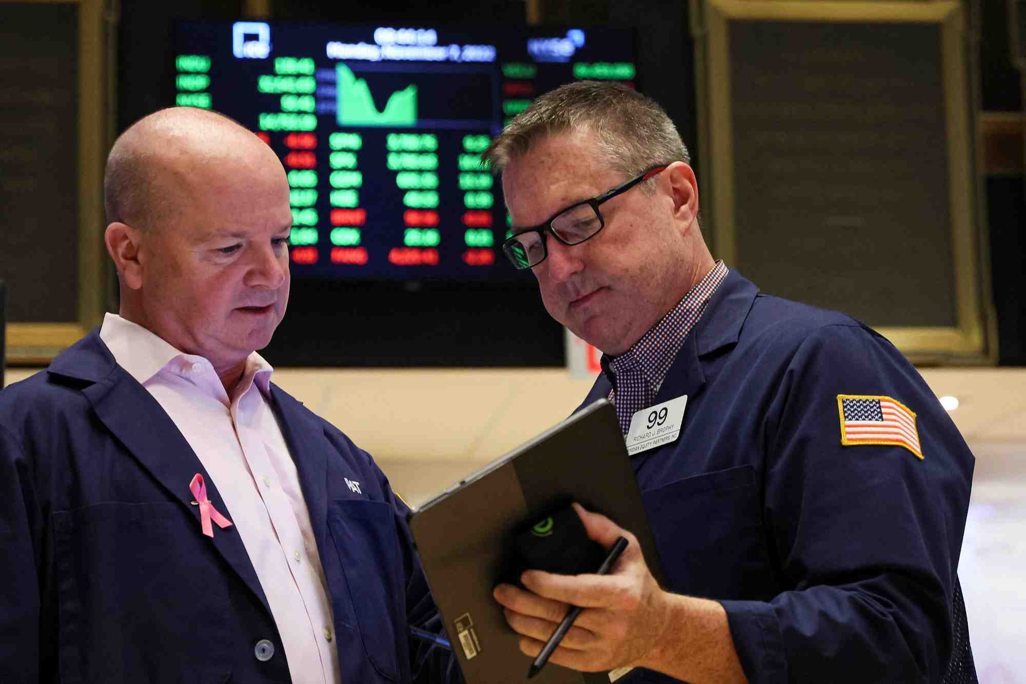 Des traders travaillent sur le parquet du nyse a new york