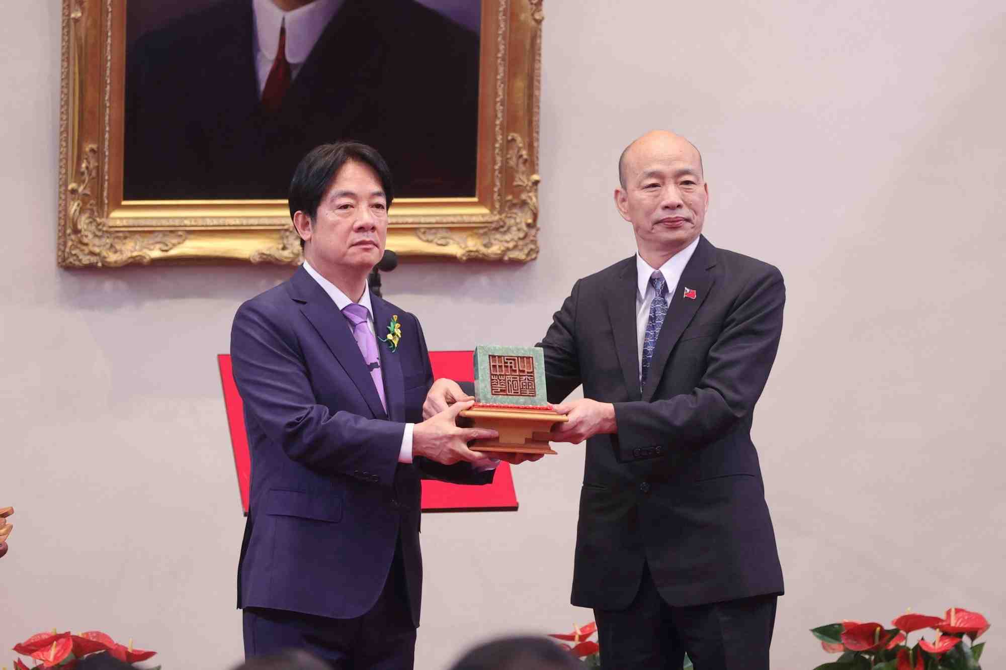 Lai ching-te, a gauche, investi a la presidence de taiwan