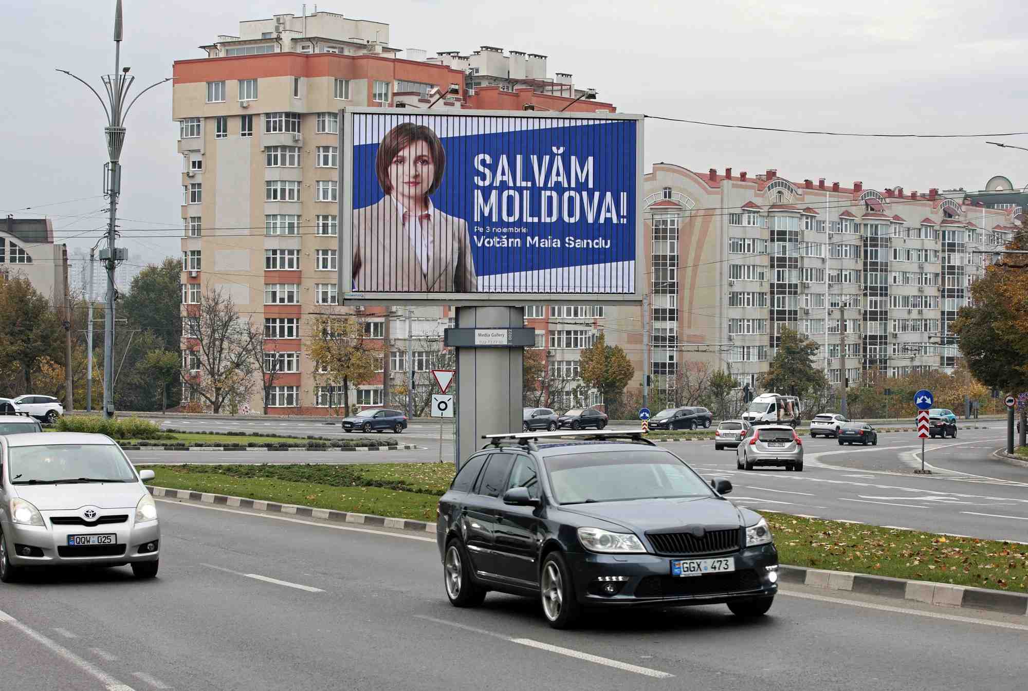 Photo de fichier : des voitures passent devant une banniere electorale du president sortant de la moldavie et de la candidate a la presidence maia sandu a chisinau