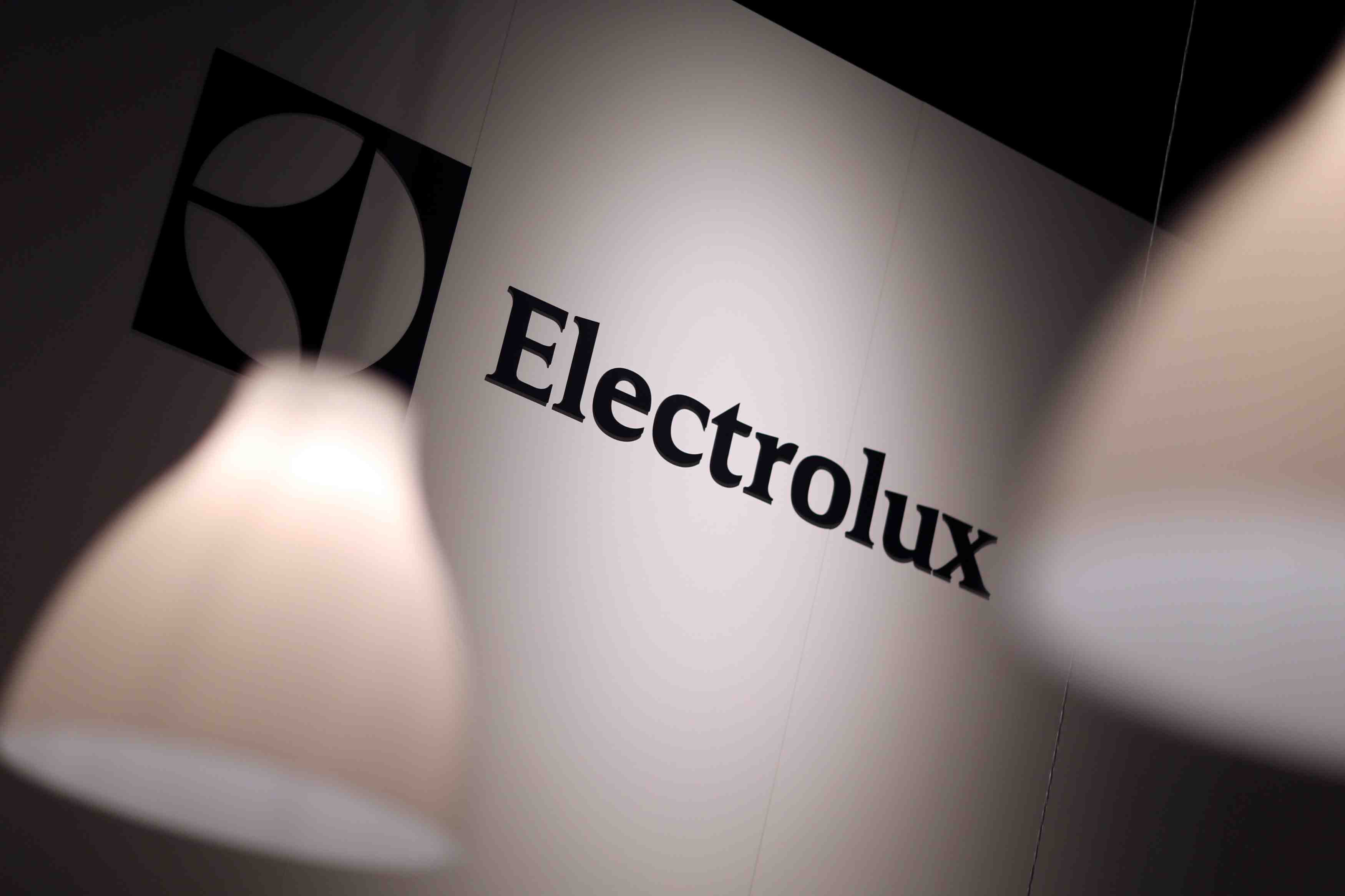Electrolux abaisse sa prevision de demande, le titre plonge