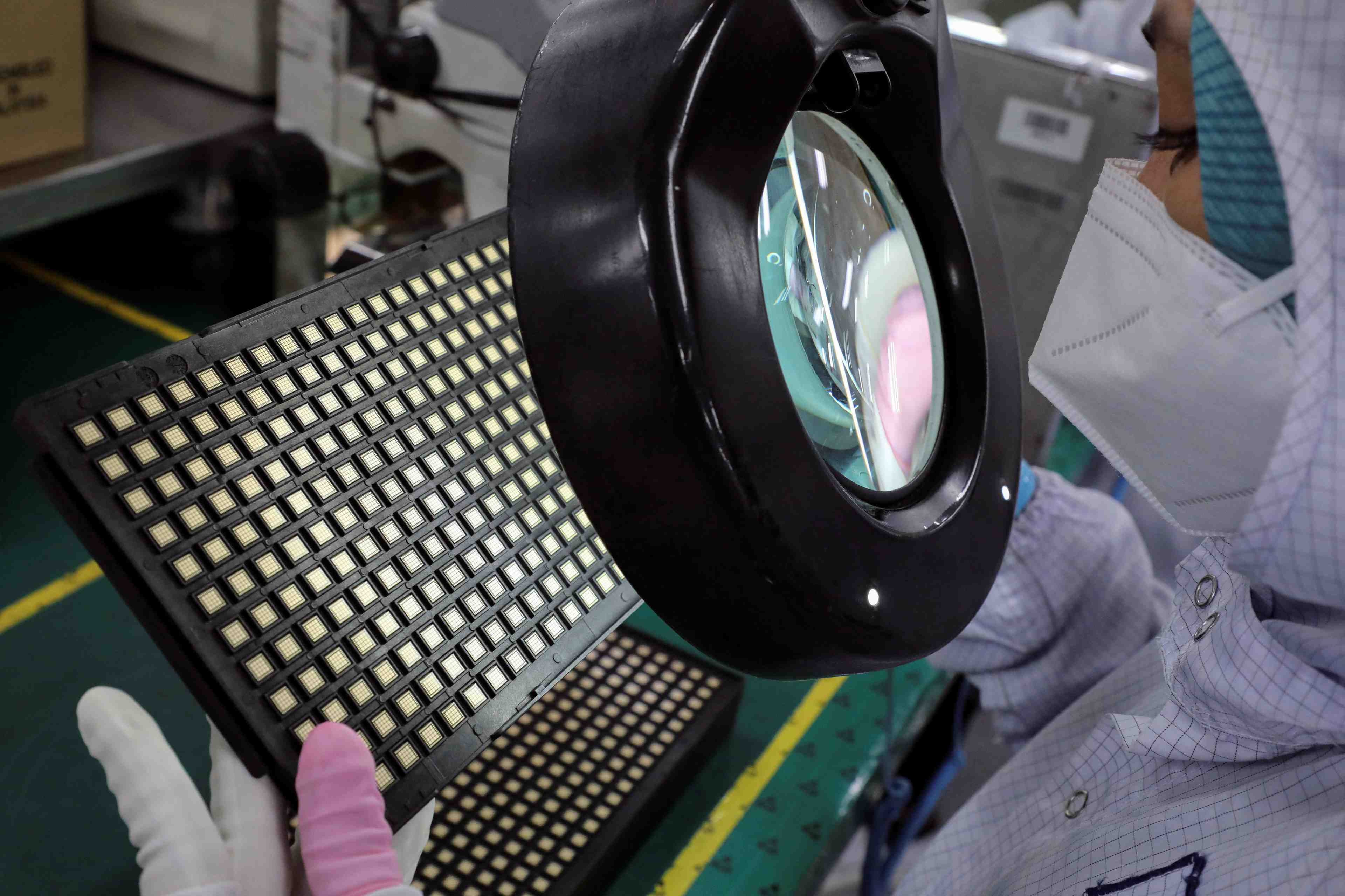 L'ue veut investir des milliards d'euros dans les semiconducteurs, dit breton