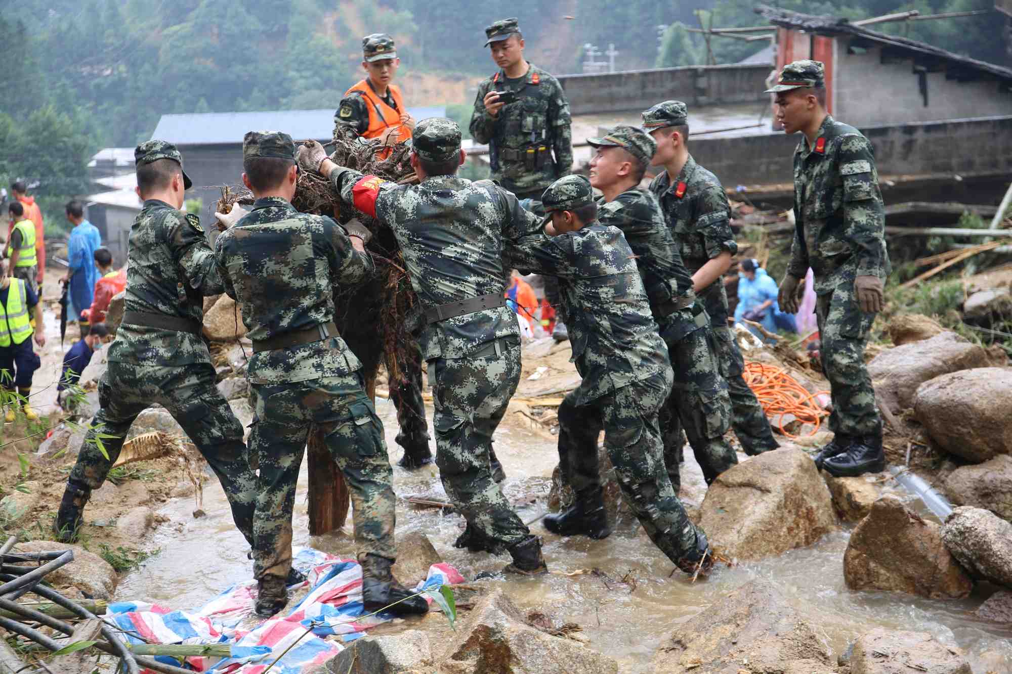 Le sud de la chine frappe par de violents orages