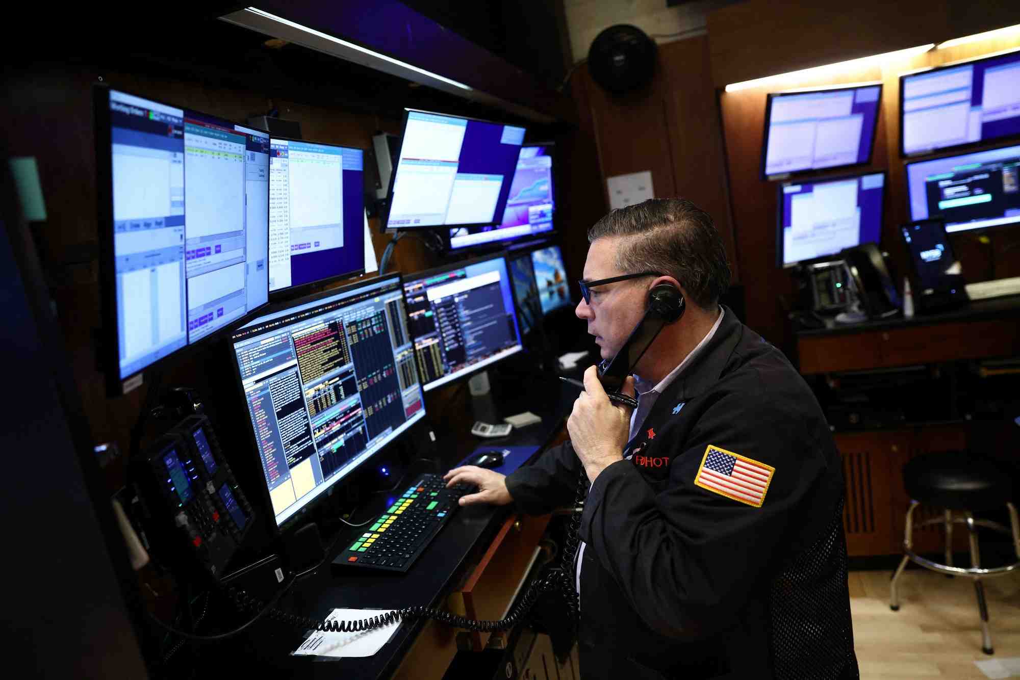 Un trader travaille a la bourse de new york (nyse)