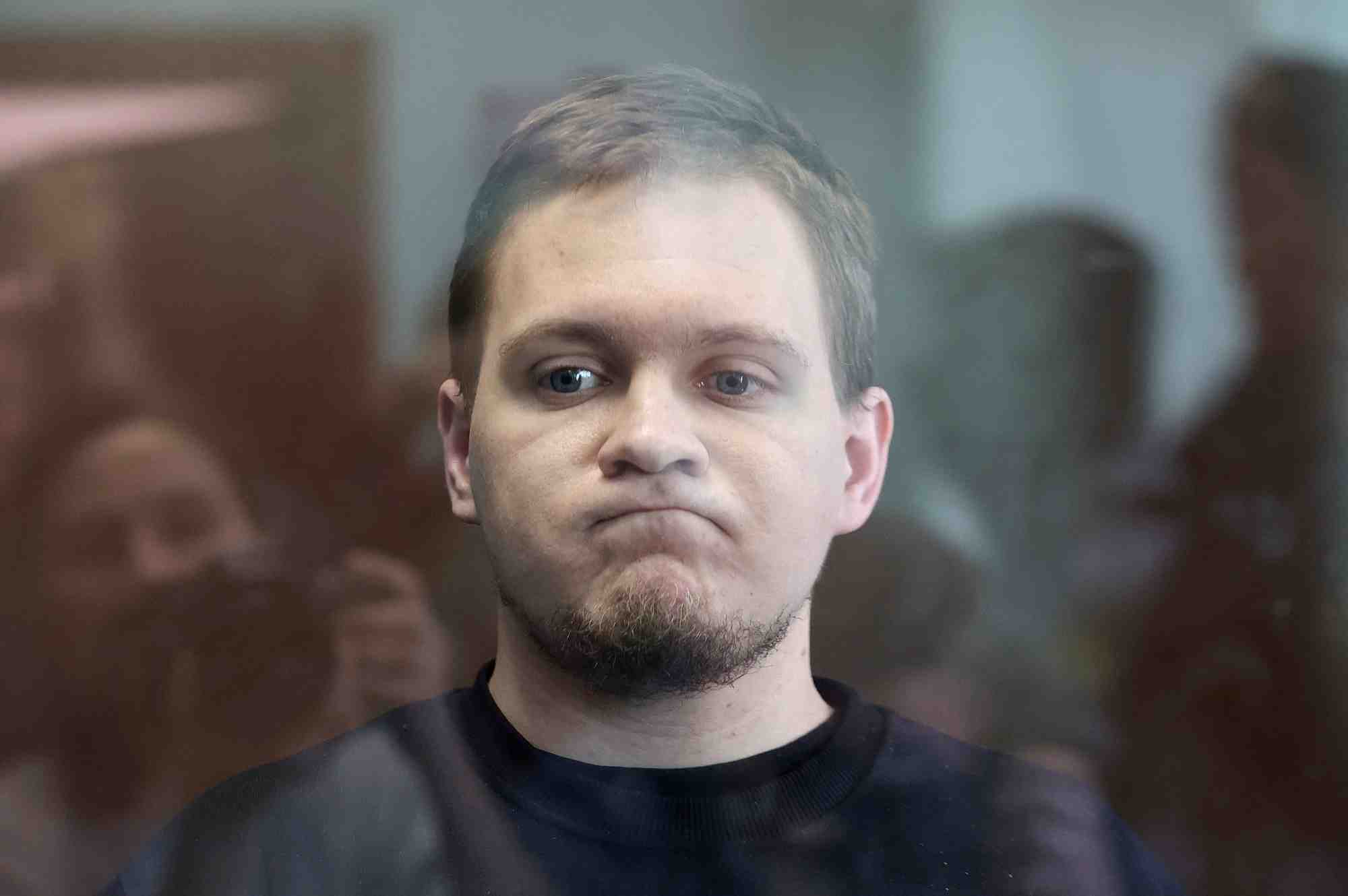 Le militant de l'opposition russe dmitry ivanov assiste a une audience au tribunal a moscou