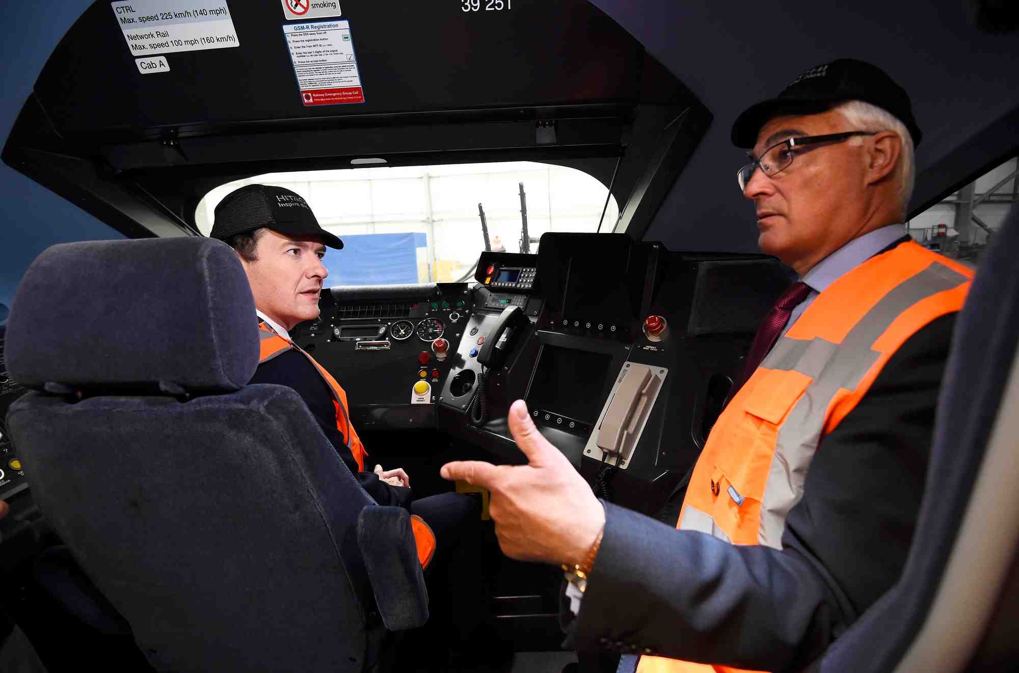 Photo d'archives de l'ancien ministre britannique des finances george osborne visitant l'usine hitachi rail europe a ashford, en grande-bretagne