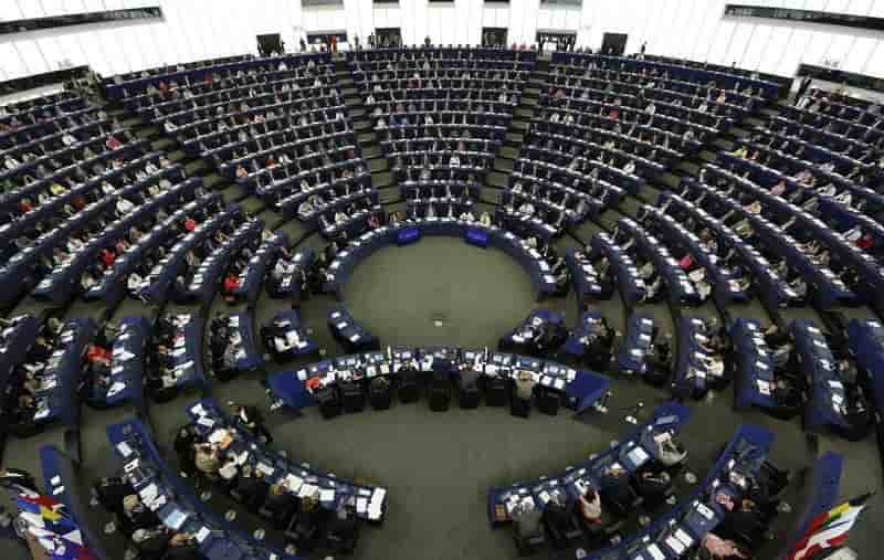 La Commission Juncker contestée mais pas menacée à Strasbourg