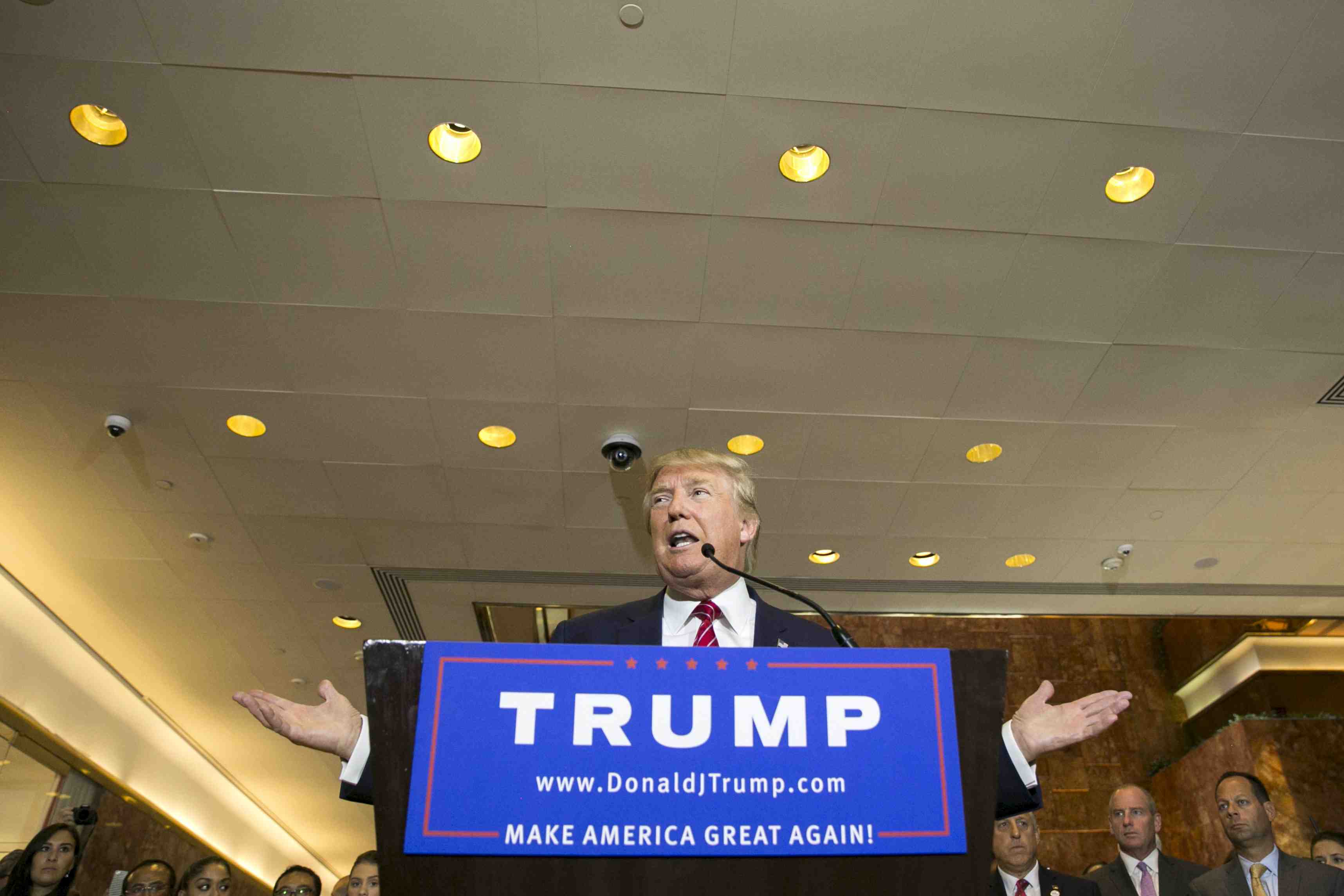 Donald trump marque sa difference sur l'iran et le mariage gay